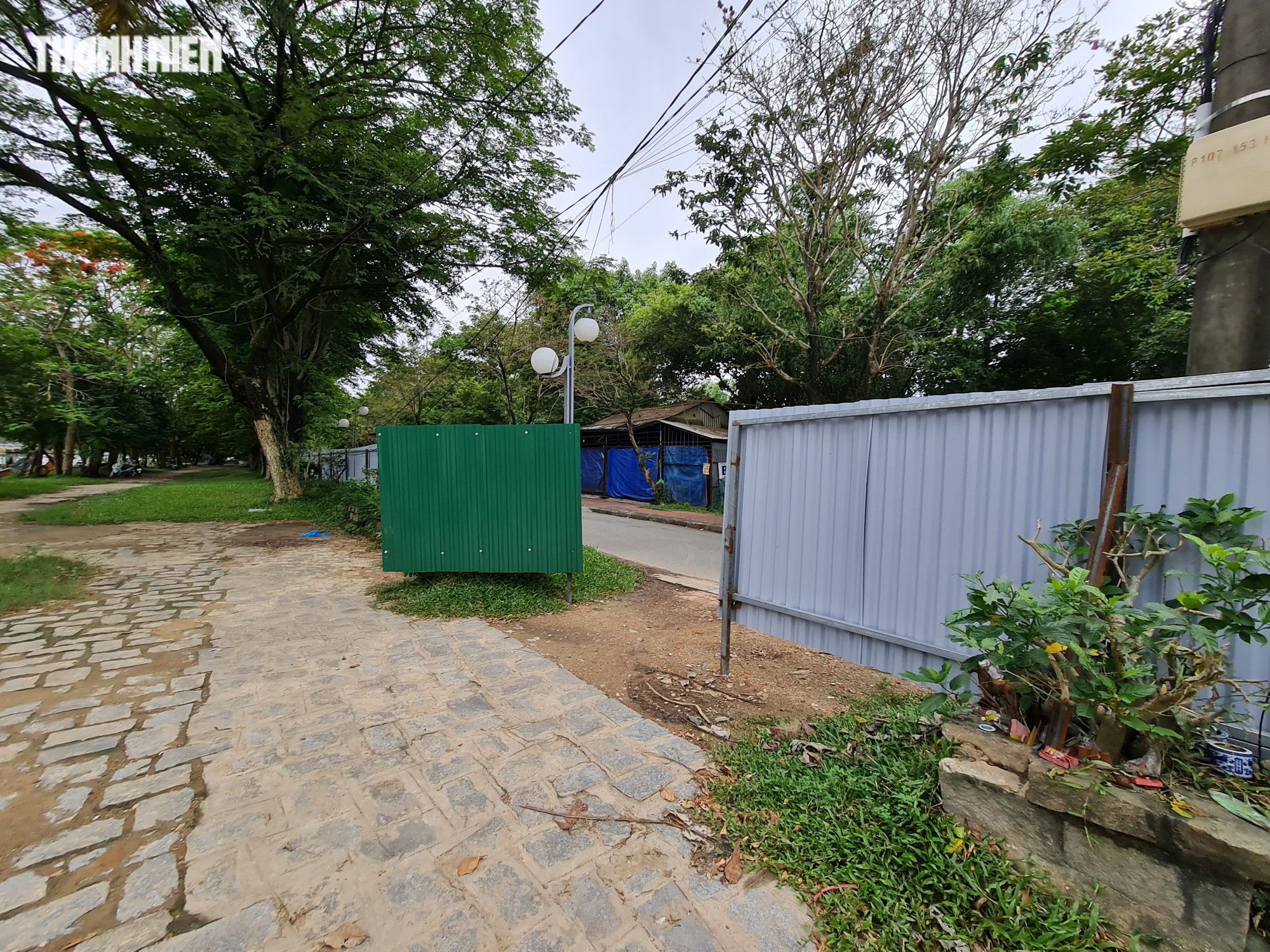 TP.Huế: Vừa bị 'tuýt còi', các hàng quán lại phá rào công viên Trịnh Công Sơn - Ảnh 1.