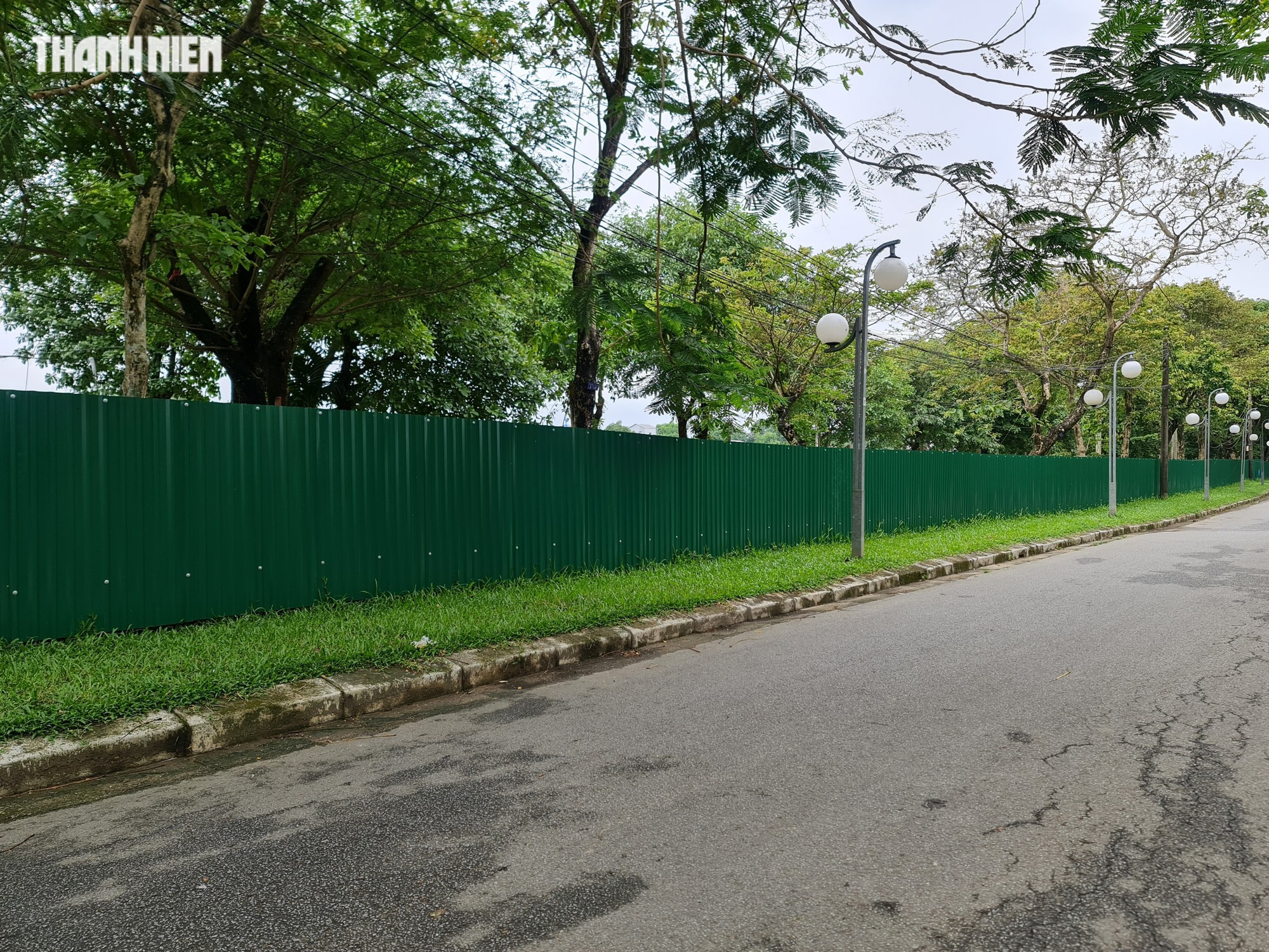 TP.Huế: Vừa bị 'tuýt còi', các hàng quán lại phá rào công viên Trịnh Công Sơn - Ảnh 6.