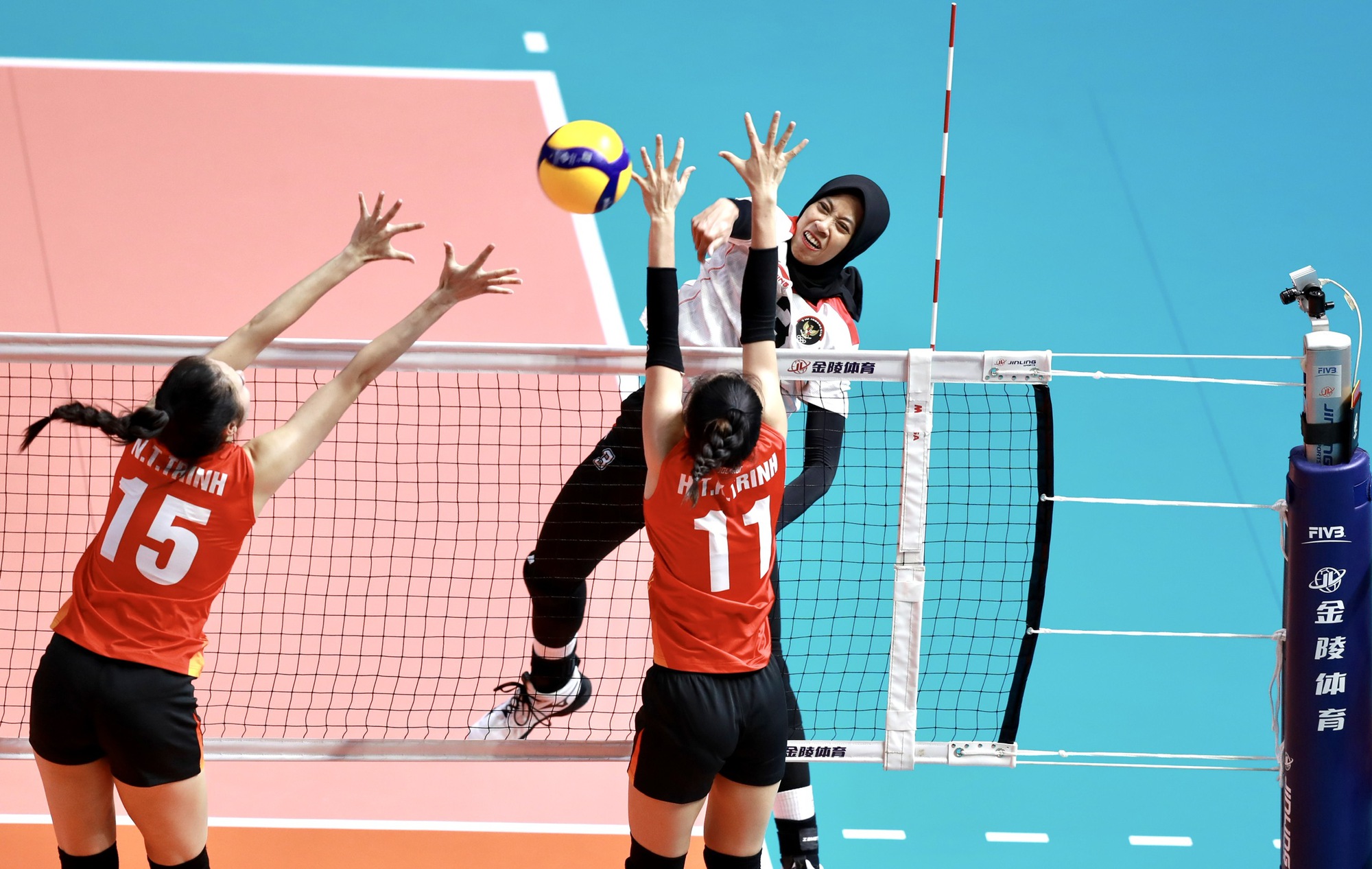 Thắng nhọc Indonesia, bóng chuyền nữ Việt Nam gặp Thái Lan ở chung kết SEA Games 32 - Ảnh 1.