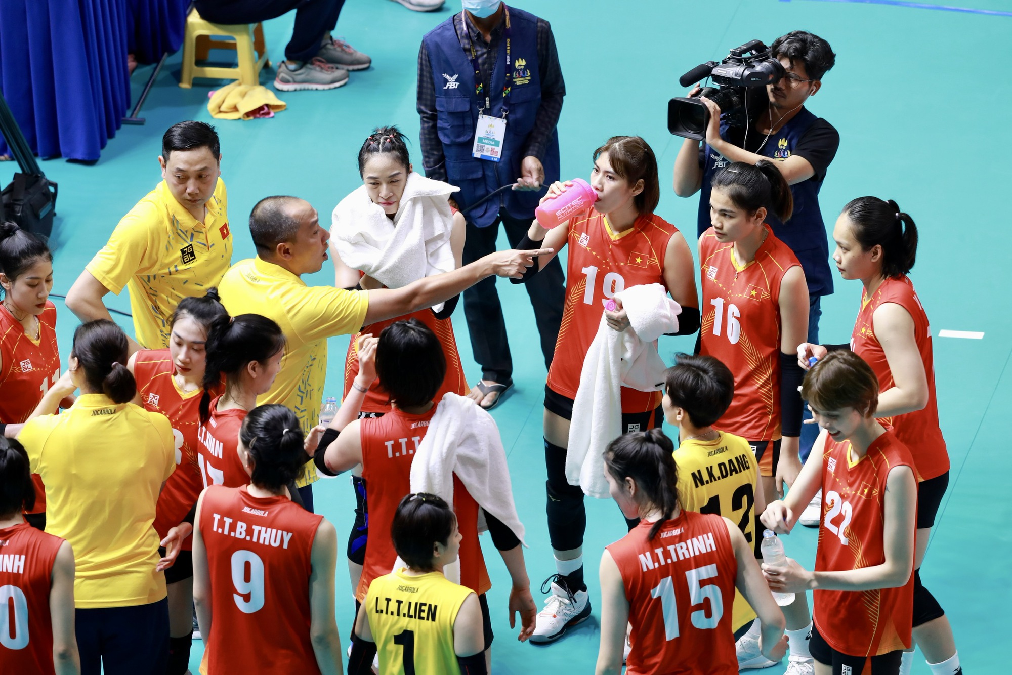 Thắng nhọc Indonesia, bóng chuyền nữ Việt Nam gặp Thái Lan ở chung kết SEA Games 32 - Ảnh 10.
