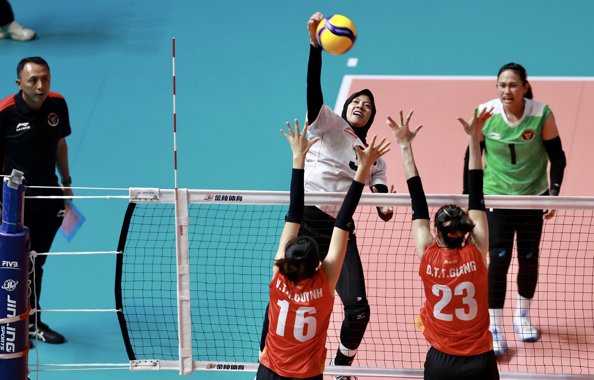 Thắng nhọc Indonesia, bóng chuyền nữ Việt Nam gặp Thái Lan ở chung kết SEA Games 32 - Ảnh 5.