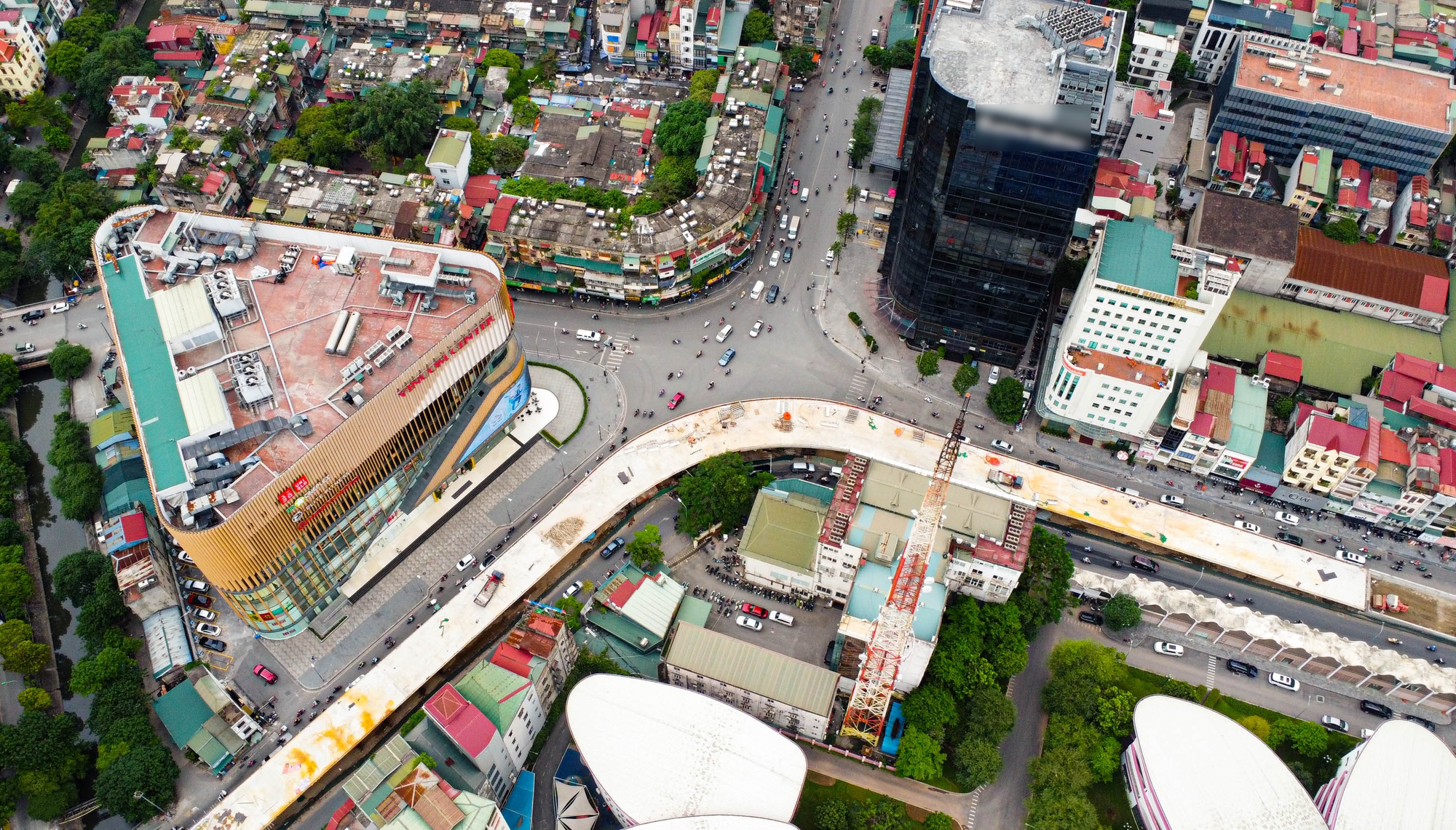 Hình hài cầu vượt chữ C 150 tỉ đồng sắp thông xe ở Hà Nội - Ảnh 1.