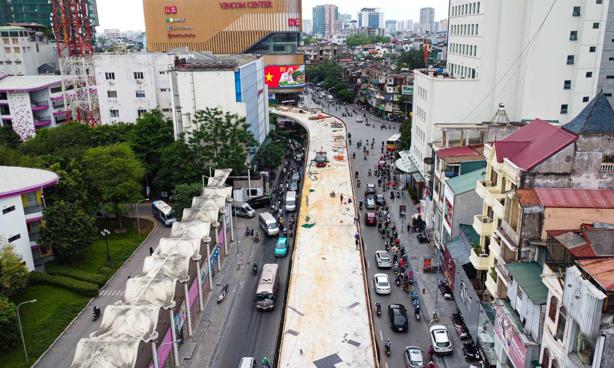 Hình hài cầu vượt chữ C 150 tỉ đồng sắp thông xe ở Hà Nội - Ảnh 2.
