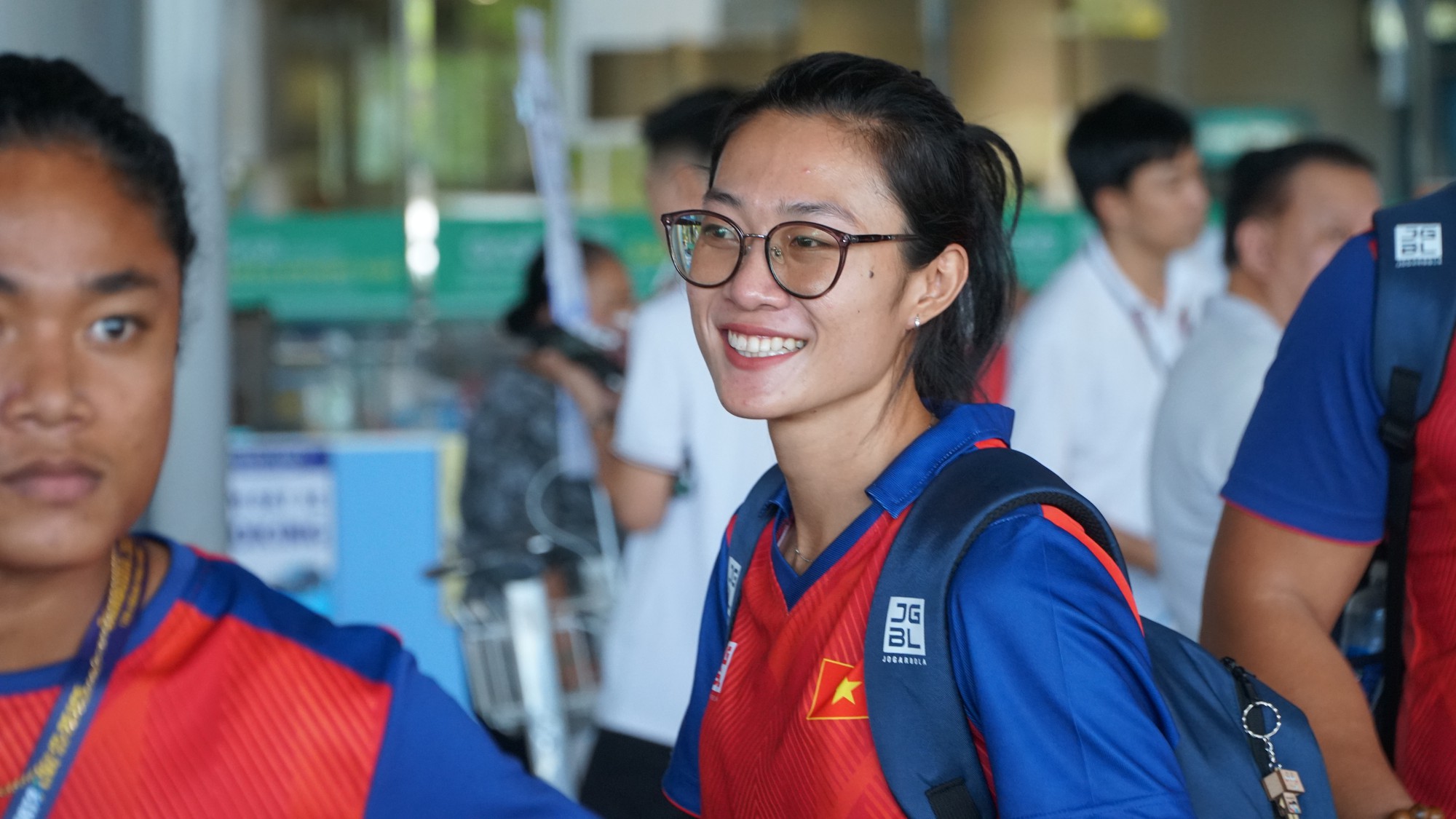 Cô gái vàng Nguyễn Thị Oanh rạng rỡ về nước sau chiến tích 4 HCV ở SEA Games 32  - Ảnh 6.