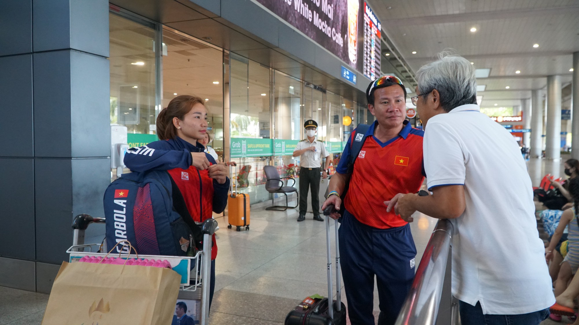 Cô gái vàng Nguyễn Thị Oanh rạng rỡ về nước sau chiến tích 4 HCV ở SEA Games 32  - Ảnh 5.