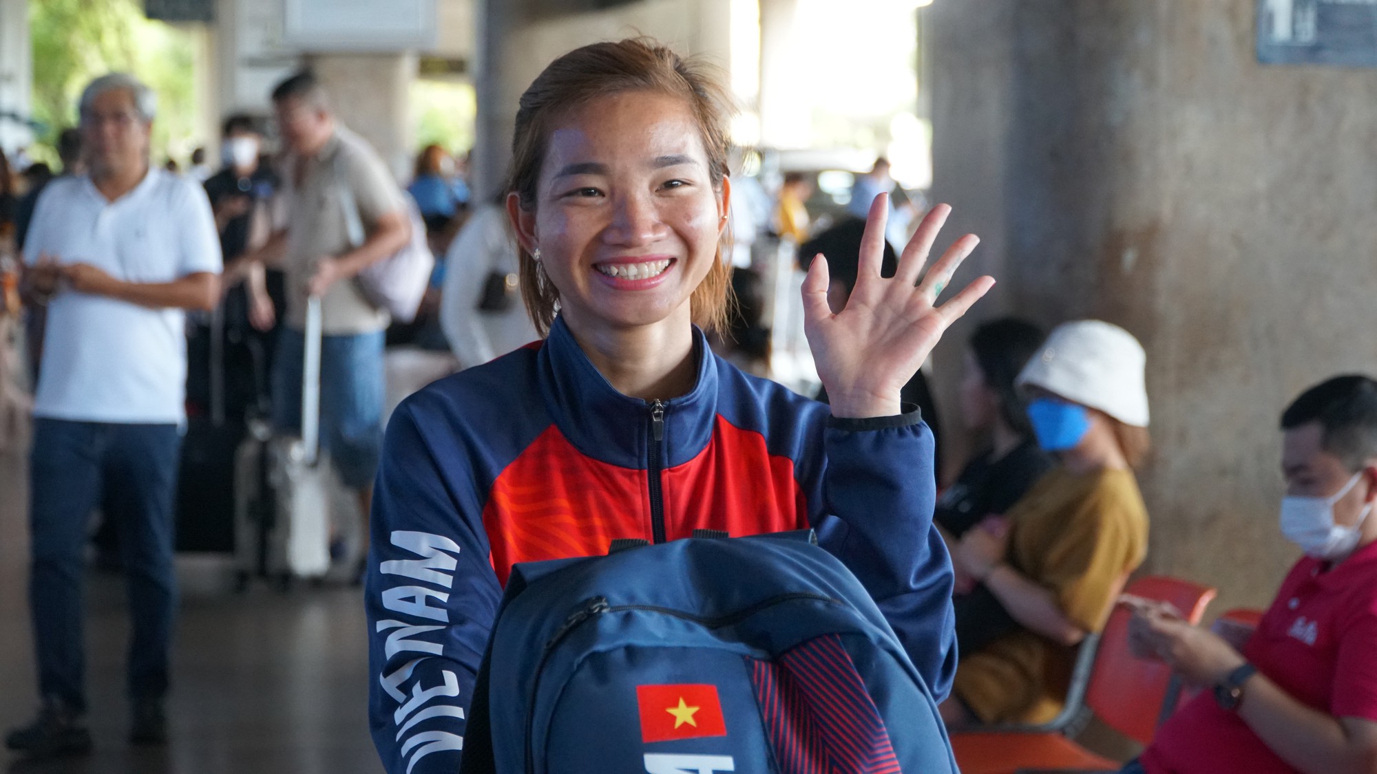 Cô gái vàng Nguyễn Thị Oanh rạng rỡ về nước sau chiến tích 4 HCV ở SEA Games 32  - Ảnh 3.