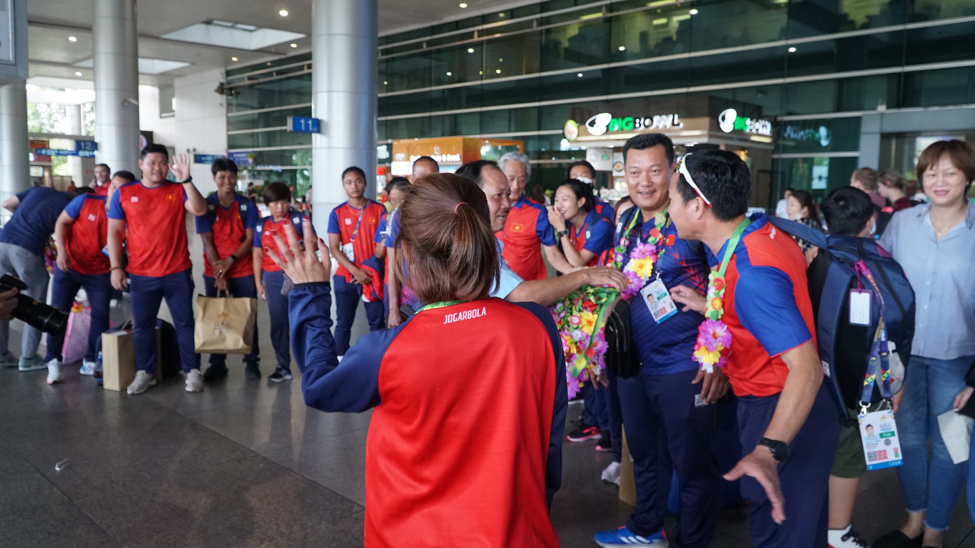 Cô gái vàng Nguyễn Thị Oanh rạng rỡ về nước sau chiến tích 4 HCV ở SEA Games 32  - Ảnh 10.