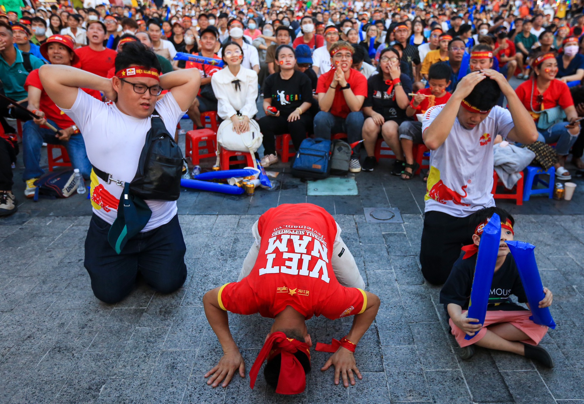 Cổ động viên TP.HCM bật khóc khi U.22 Việt Nam dừng chân tại SEA Games 32 - Ảnh 9.