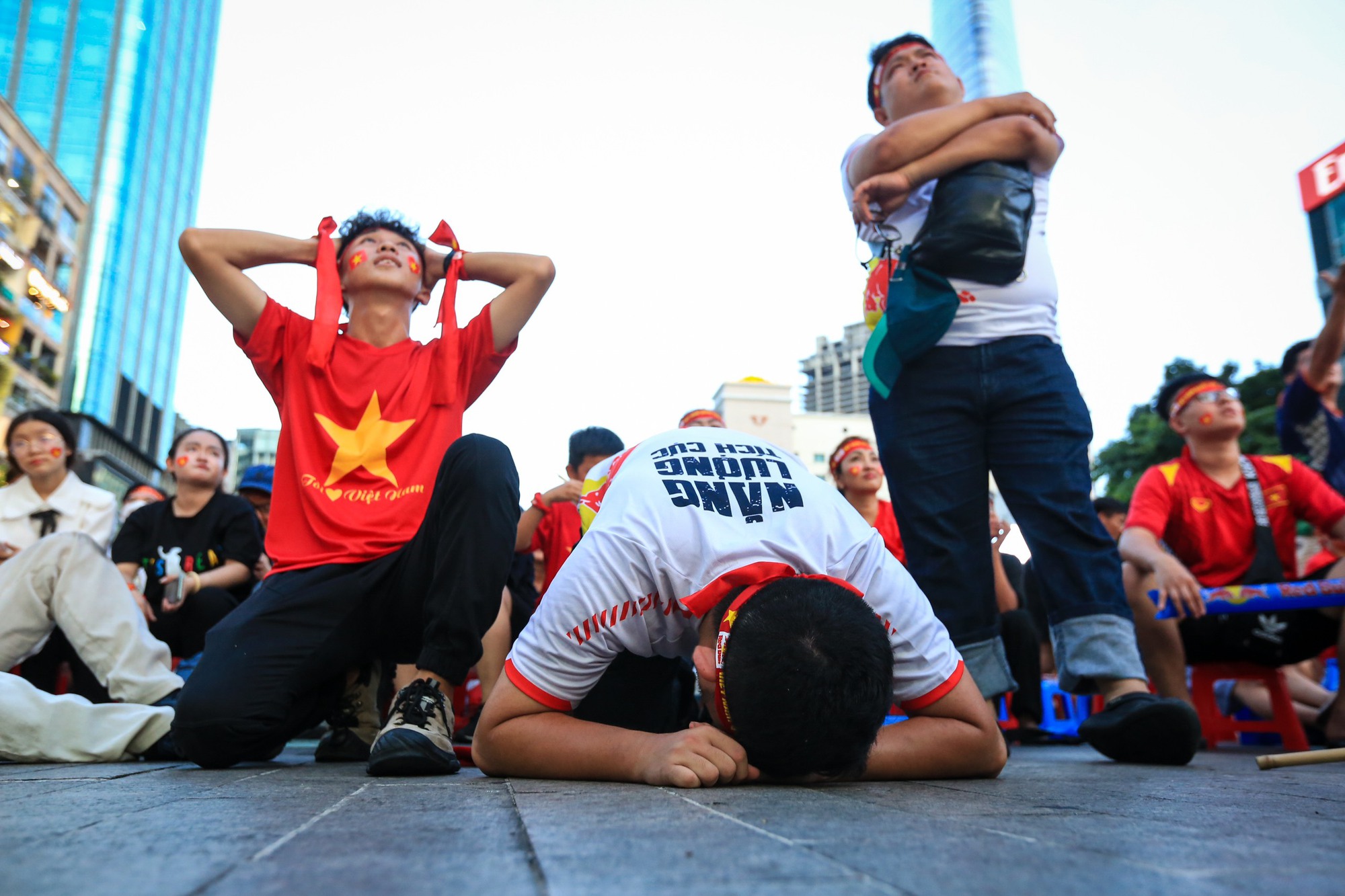 Cổ động viên TP.HCM bật khóc khi U.22 Việt Nam dừng chân tại SEA Games 32 - Ảnh 3.