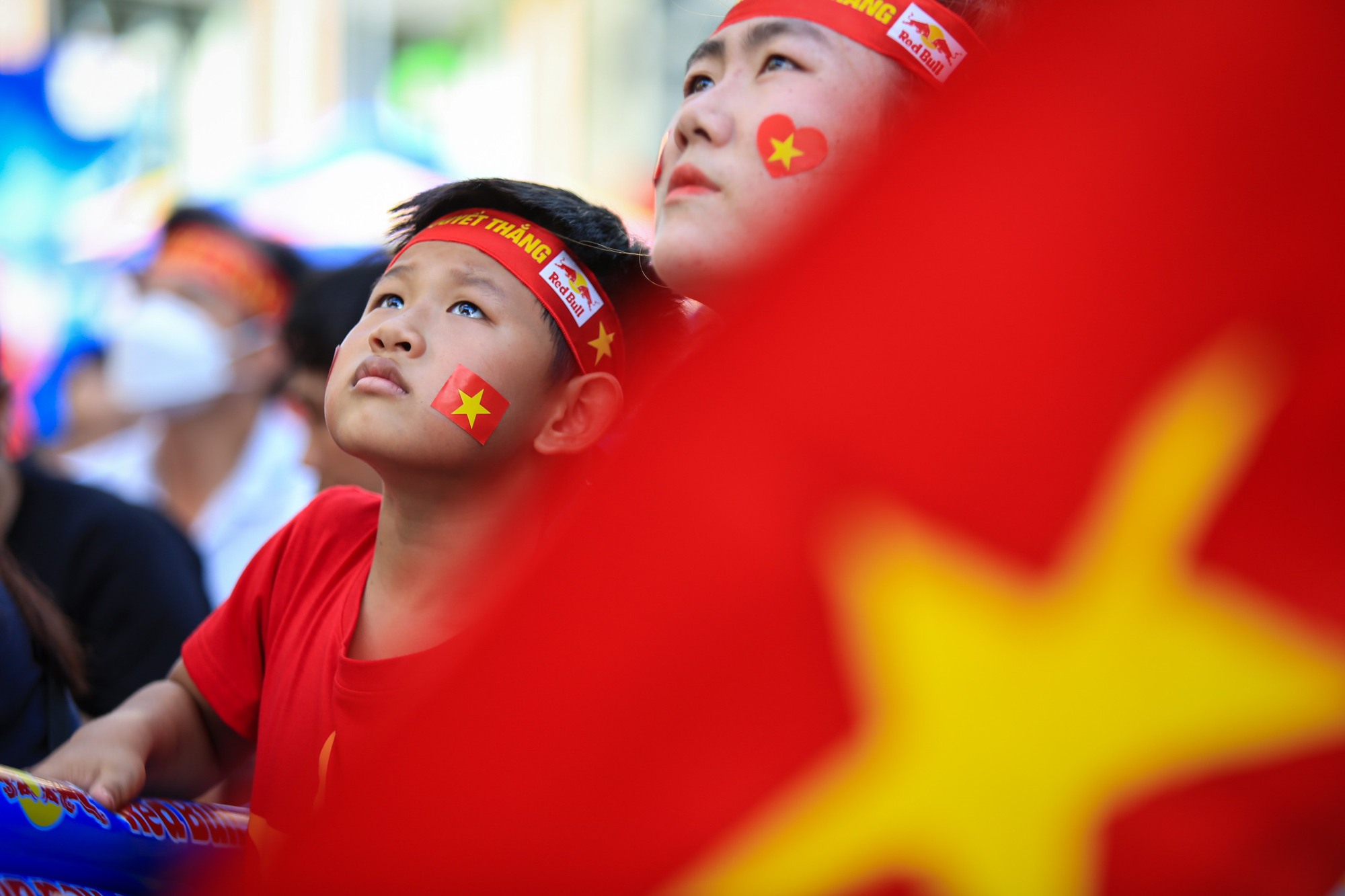 Cổ động viên TP.HCM bật khóc khi U.22 Việt Nam dừng chân tại SEA Games 32 - Ảnh 6.