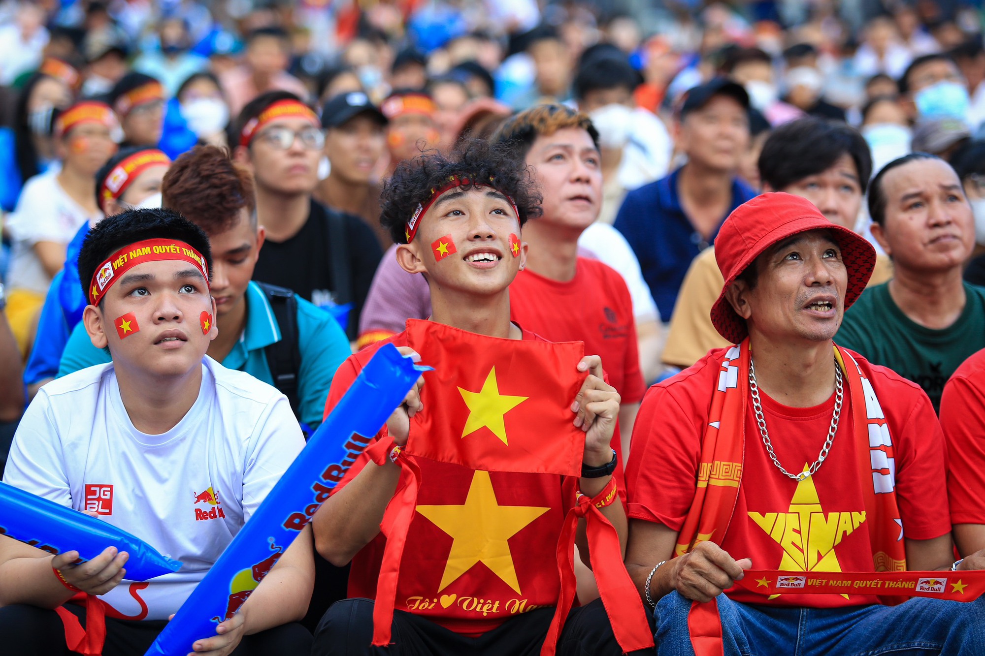 Cổ động viên TP.HCM bật khóc khi U.22 Việt Nam dừng chân tại SEA Games 32 - Ảnh 11.