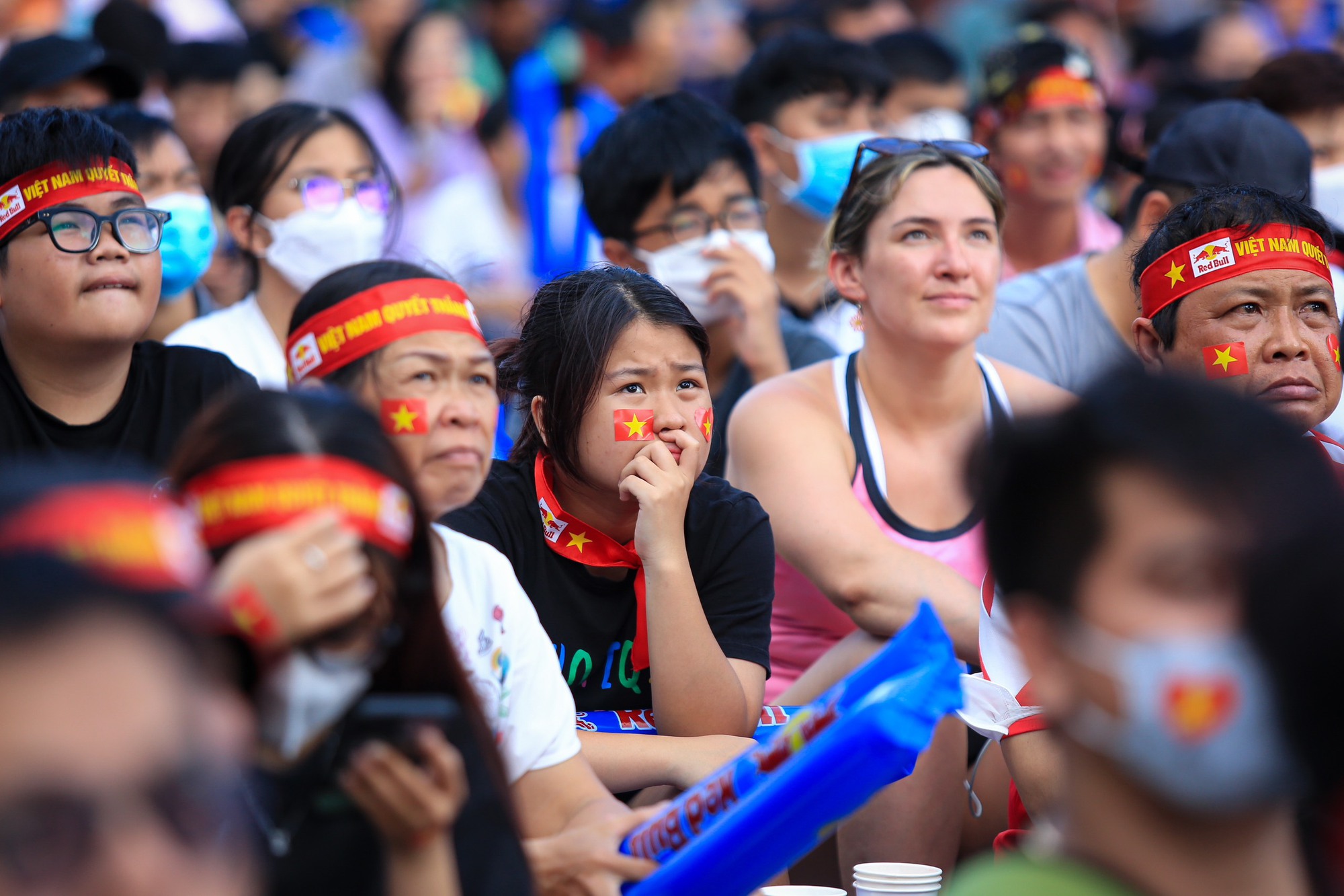 Cổ động viên TP.HCM bật khóc khi U.22 Việt Nam dừng chân tại SEA Games 32 - Ảnh 7.