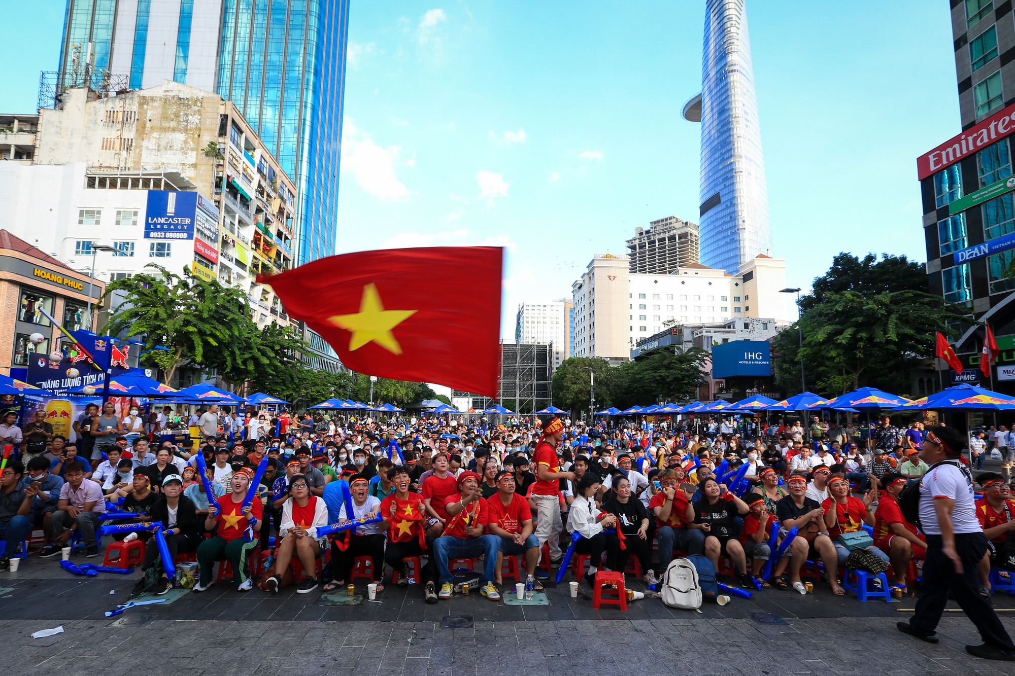Cổ động viên TP.HCM bật khóc khi U.22 Việt Nam dừng chân tại SEA Games 32 - Ảnh 8.