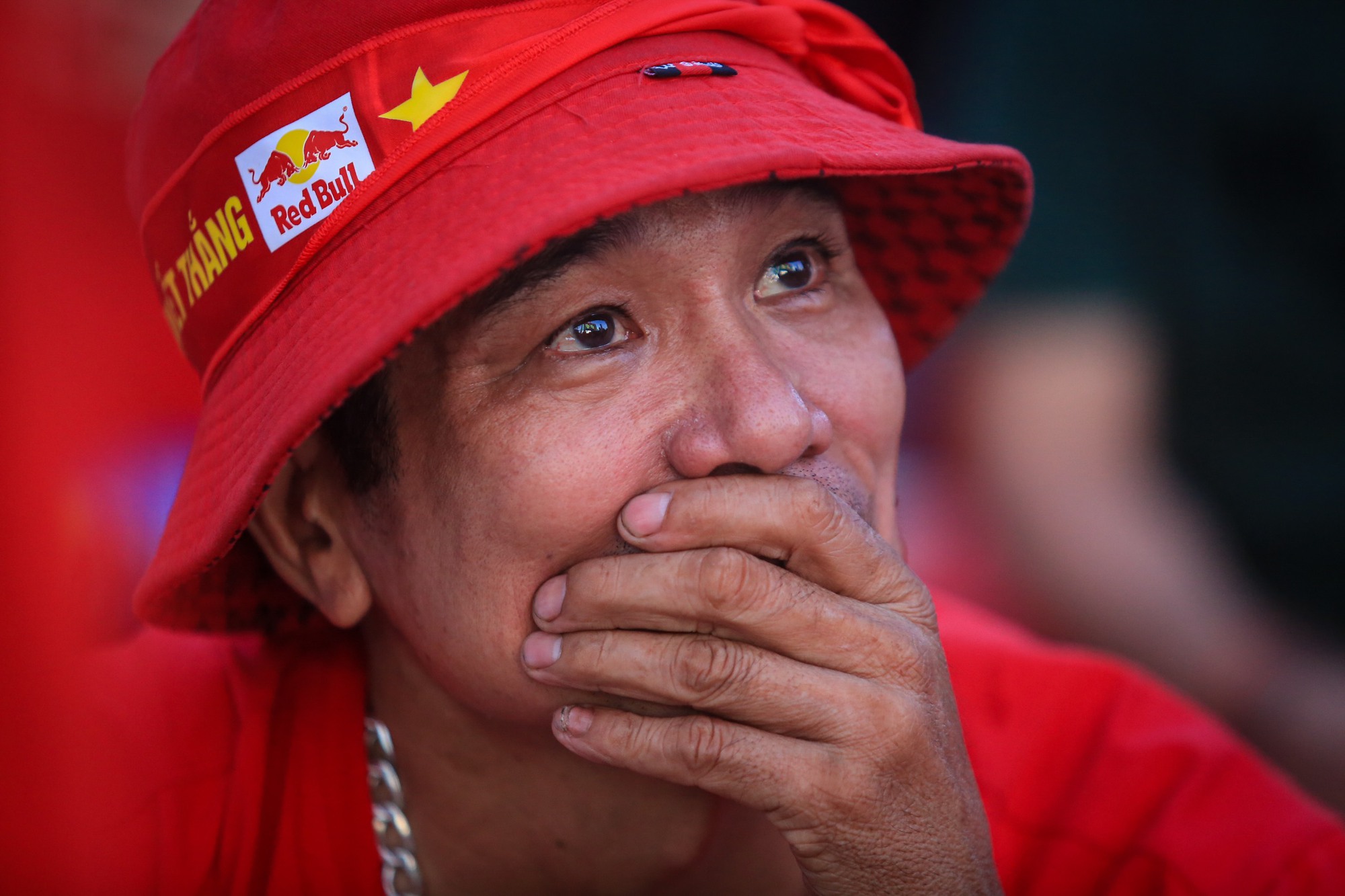 Cổ động viên TP.HCM bật khóc khi U.22 Việt Nam dừng chân tại SEA Games 32 - Ảnh 2.