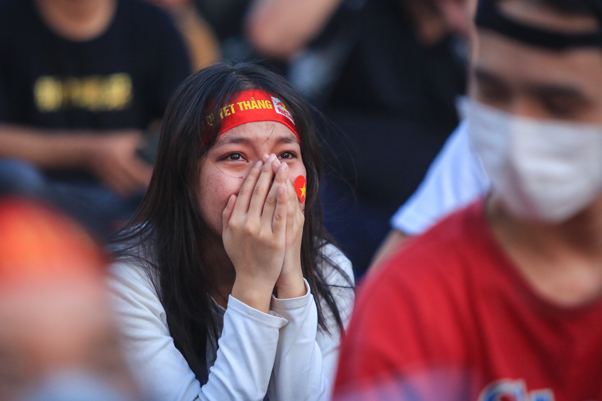 Cổ động viên TP.HCM bật khóc khi U.22 Việt Nam dừng chân tại SEA Games 32 - Ảnh 1.