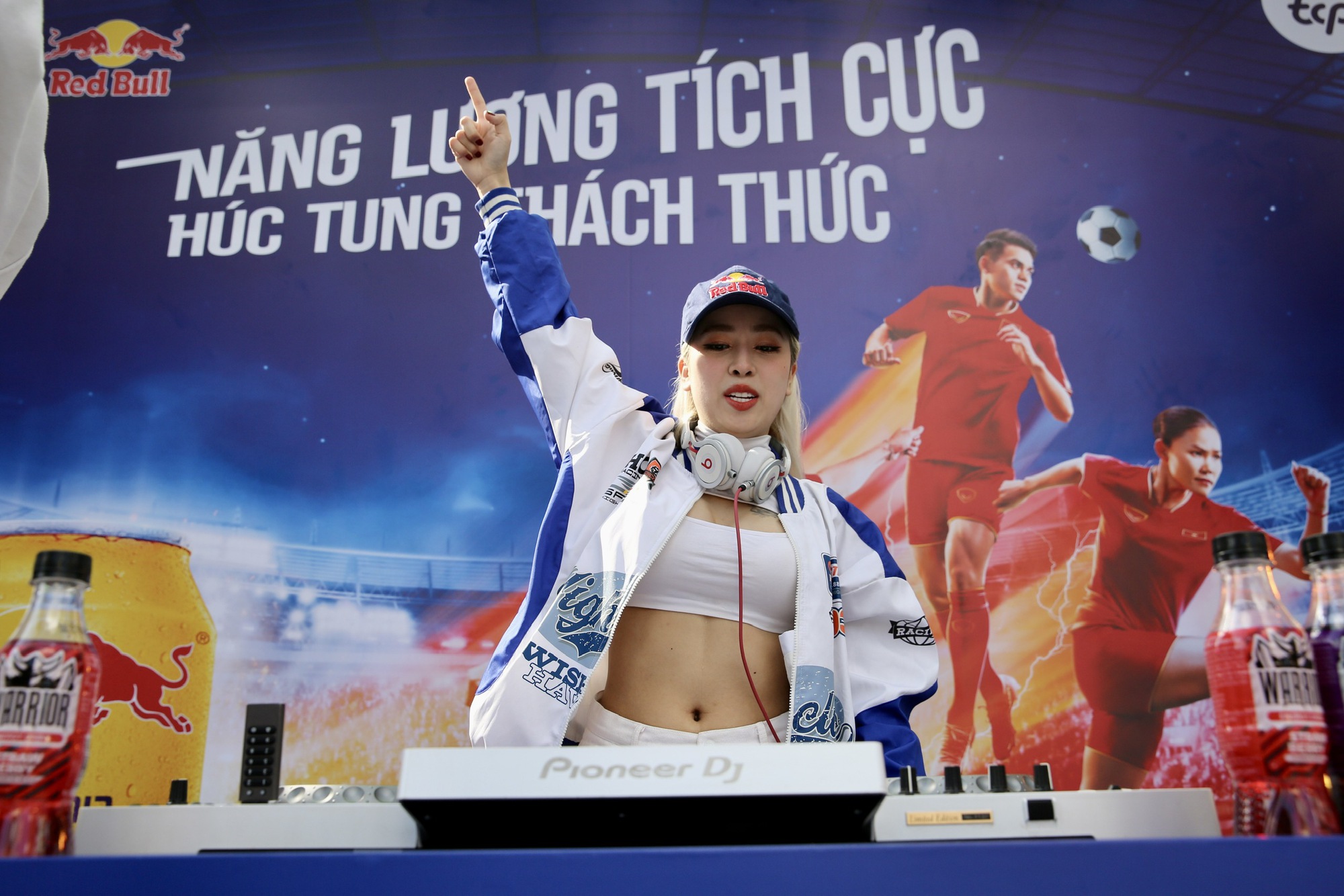 Red Bull Fanzone: Du khách nước ngoài hào hứng tiếp lửa U.22 Việt Nam - Ảnh 3.