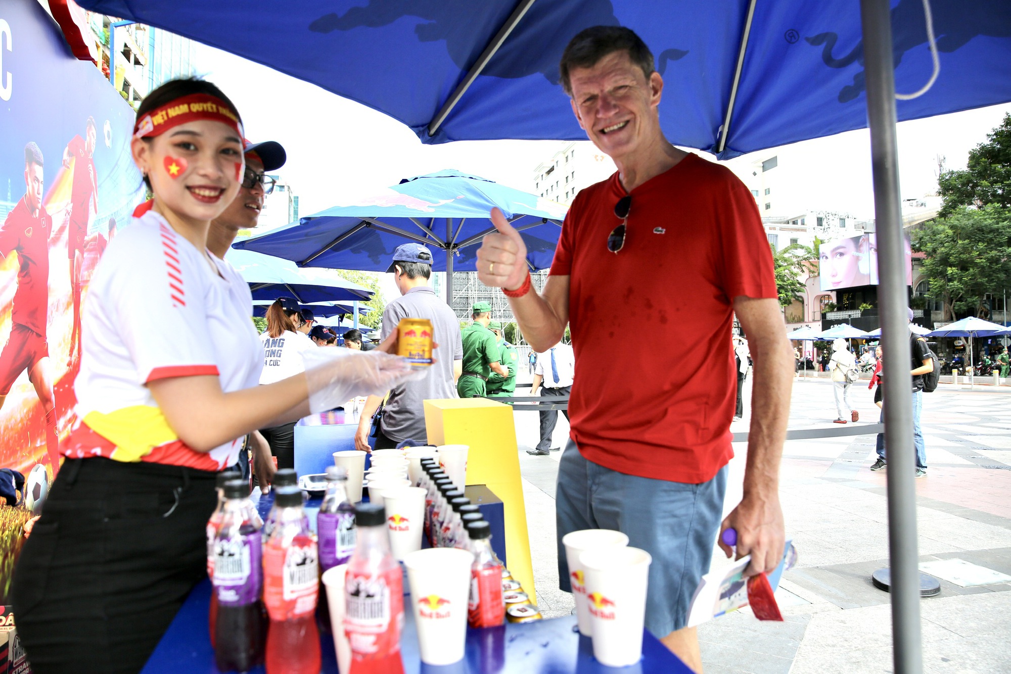 Red Bull Fanzone: Du khách nước ngoài hào hứng tiếp lửa U.22 Việt Nam - Ảnh 6.