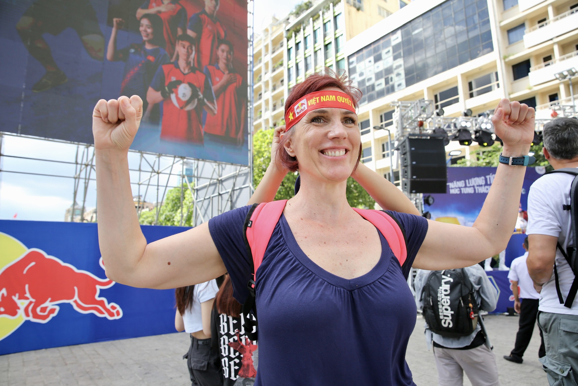 Một nữ du khách nước ngoài hào hứng hòa mình vào Red Bull Fanzone tại phố đi bộ Nguyễn Huệ