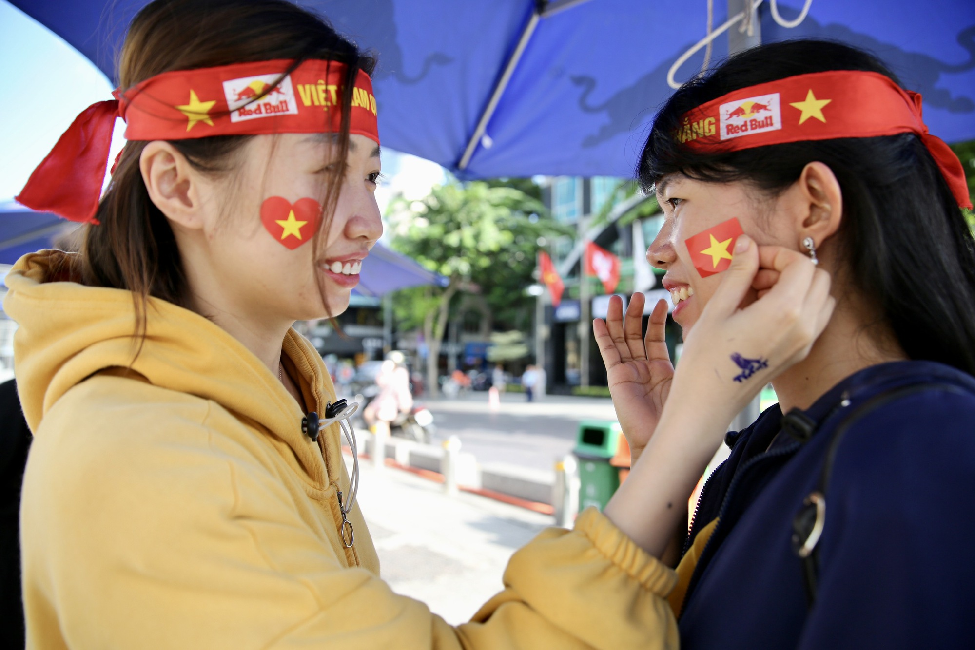 Red Bull Fanzone: Du khách nước ngoài hào hứng tiếp lửa U.22 Việt Nam - Ảnh 8.
