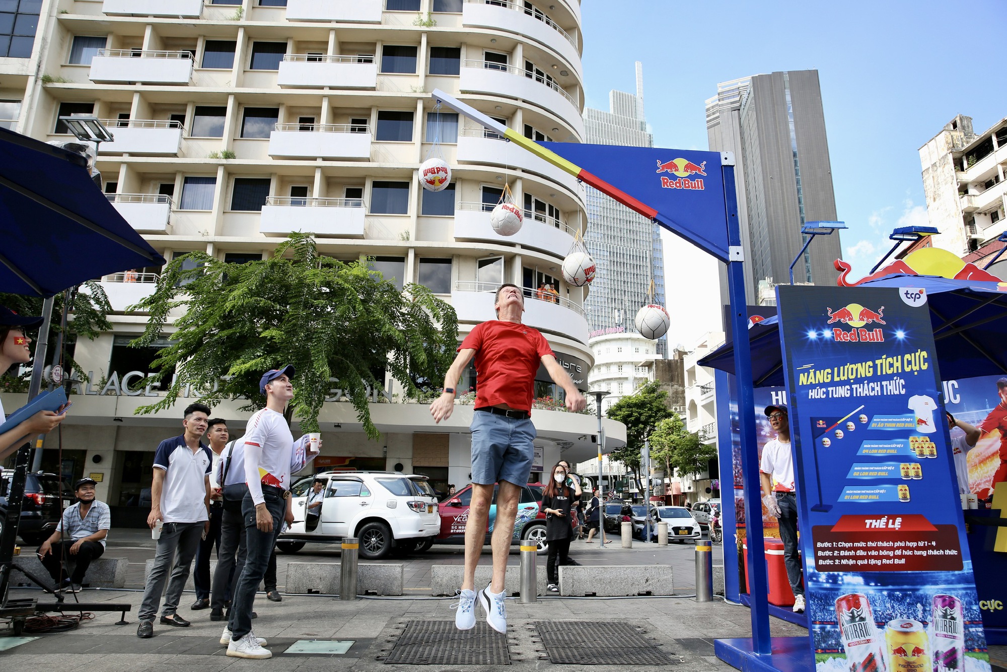 Red Bull Fanzone: Du khách nước ngoài hào hứng tiếp lửa U.22 Việt Nam - Ảnh 9.