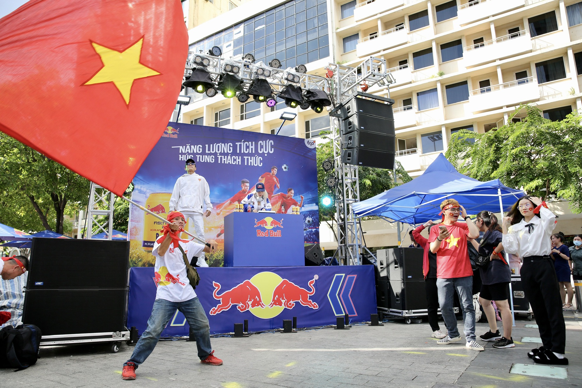Red Bull Fanzone: Du khách nước ngoài hào hứng tiếp lửa U.22 Việt Nam - Ảnh 10.