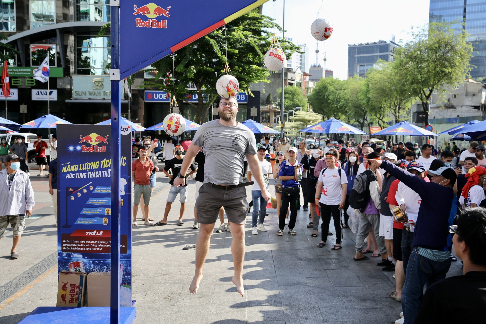 Red Bull Fanzone: Du khách nước ngoài hào hứng tiếp lửa U.22 Việt Nam - Ảnh 12.