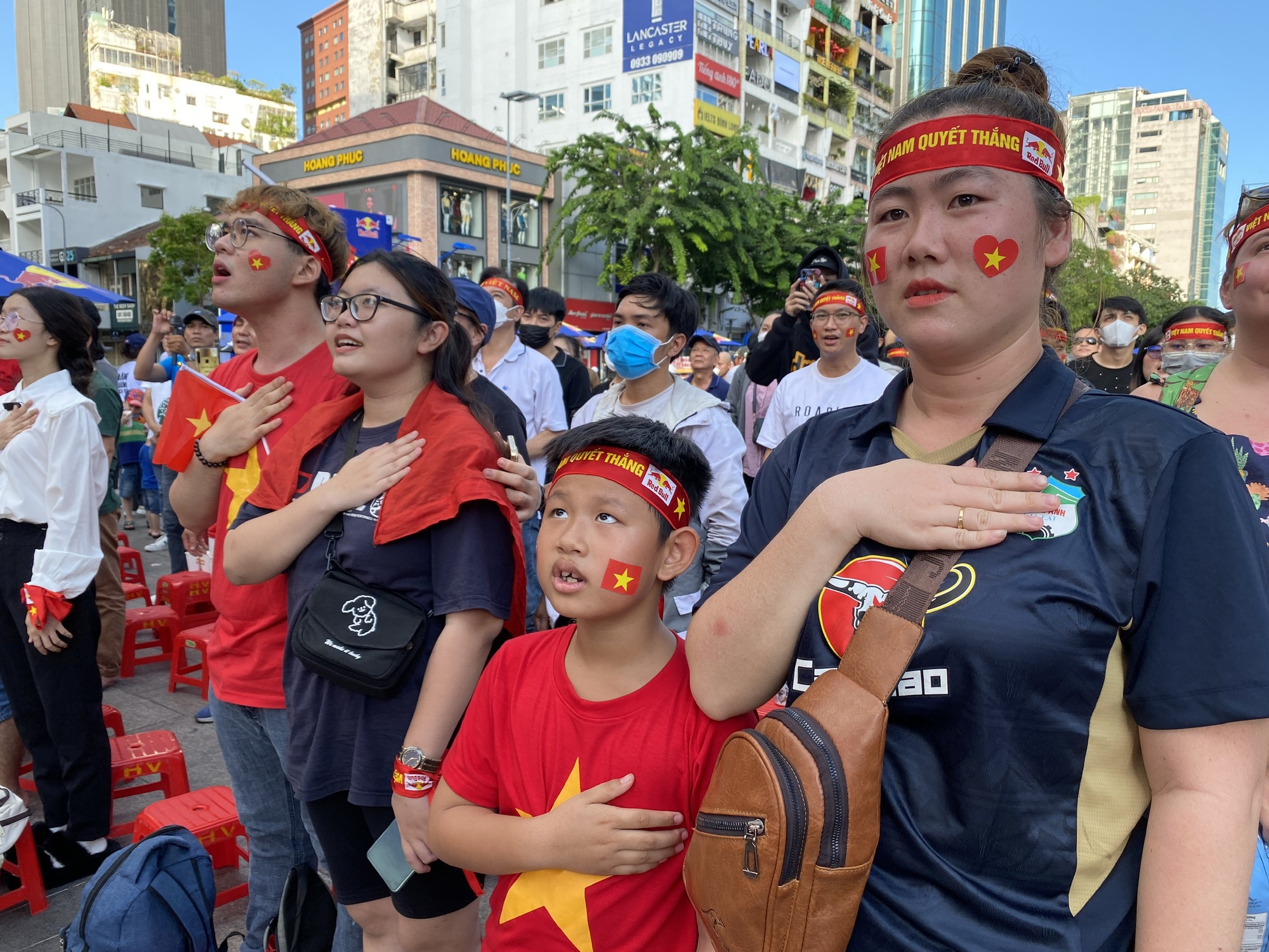 Red Bull Fanzone: Du khách nước ngoài hào hứng tiếp lửa U.22 Việt Nam - Ảnh 14.