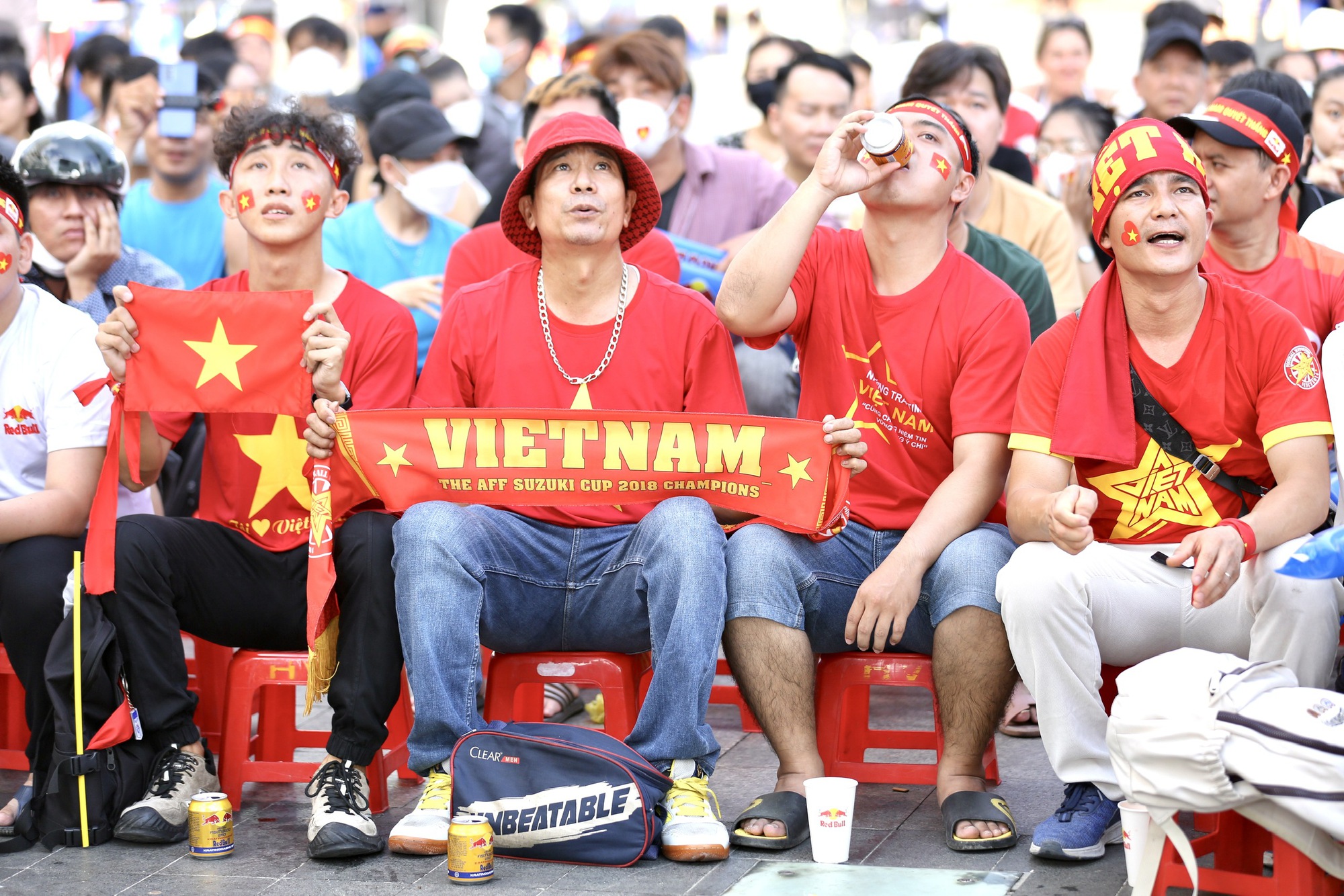 Red Bull Fanzone: Du khách nước ngoài hào hứng tiếp lửa U.22 Việt Nam - Ảnh 15.