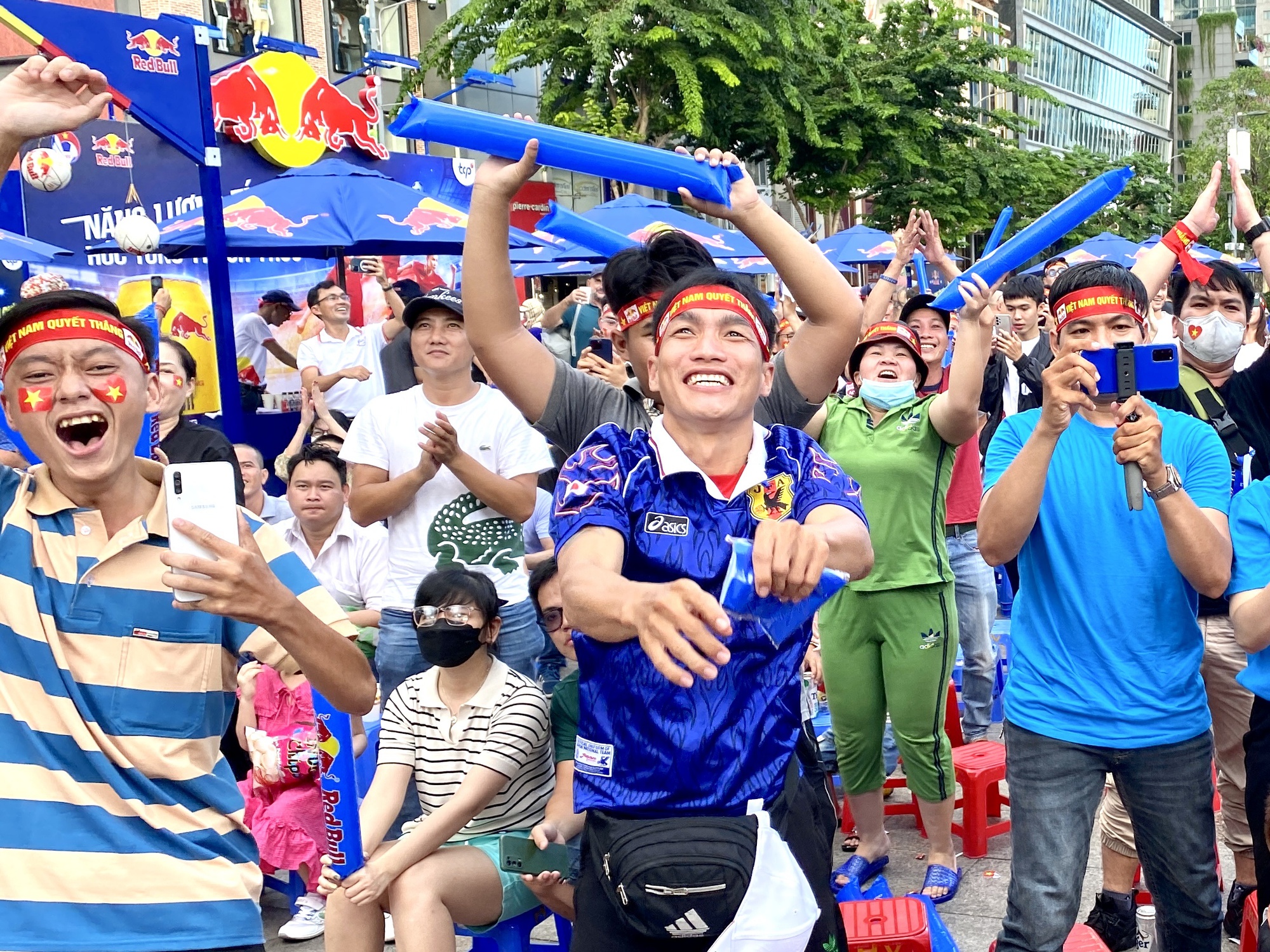 Red Bull Fanzone: Du khách nước ngoài hào hứng tiếp lửa U.22 Việt Nam - Ảnh 16.