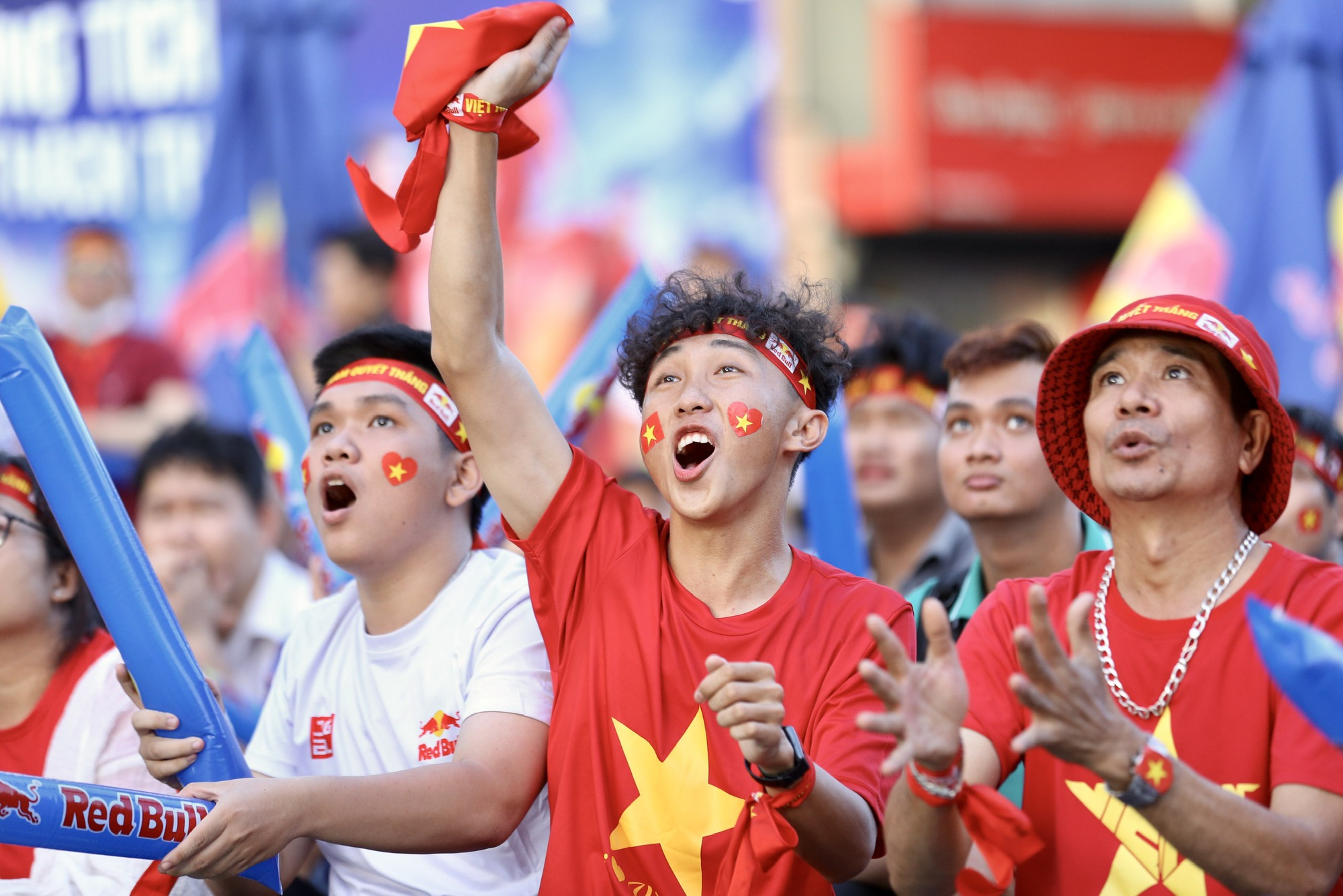 Red Bull Fanzone: Du khách nước ngoài hào hứng tiếp lửa U.22 Việt Nam - Ảnh 18.