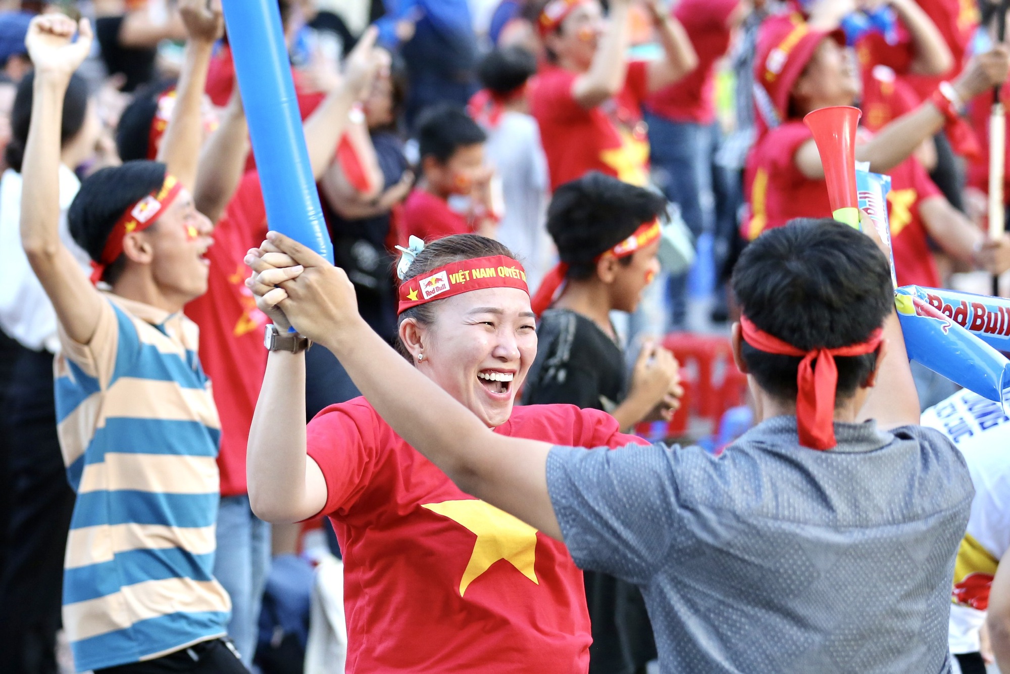Red Bull Fanzone: Du khách nước ngoài hào hứng tiếp lửa U.22 Việt Nam - Ảnh 20.