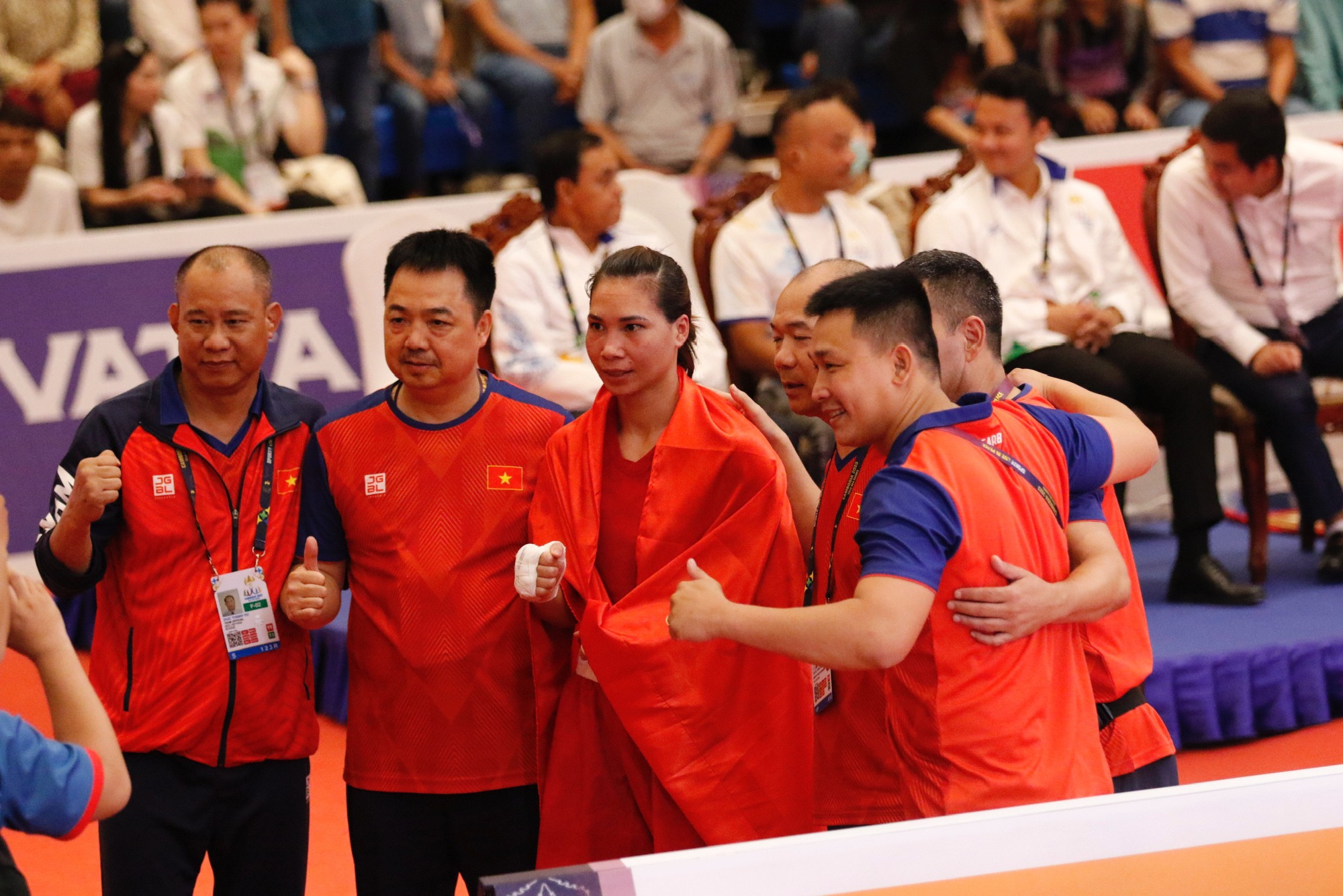 Nhà vô địch boxing Hà Thị Linh: 'Giờ tôi thực sự rất nhớ con' - Ảnh 4.