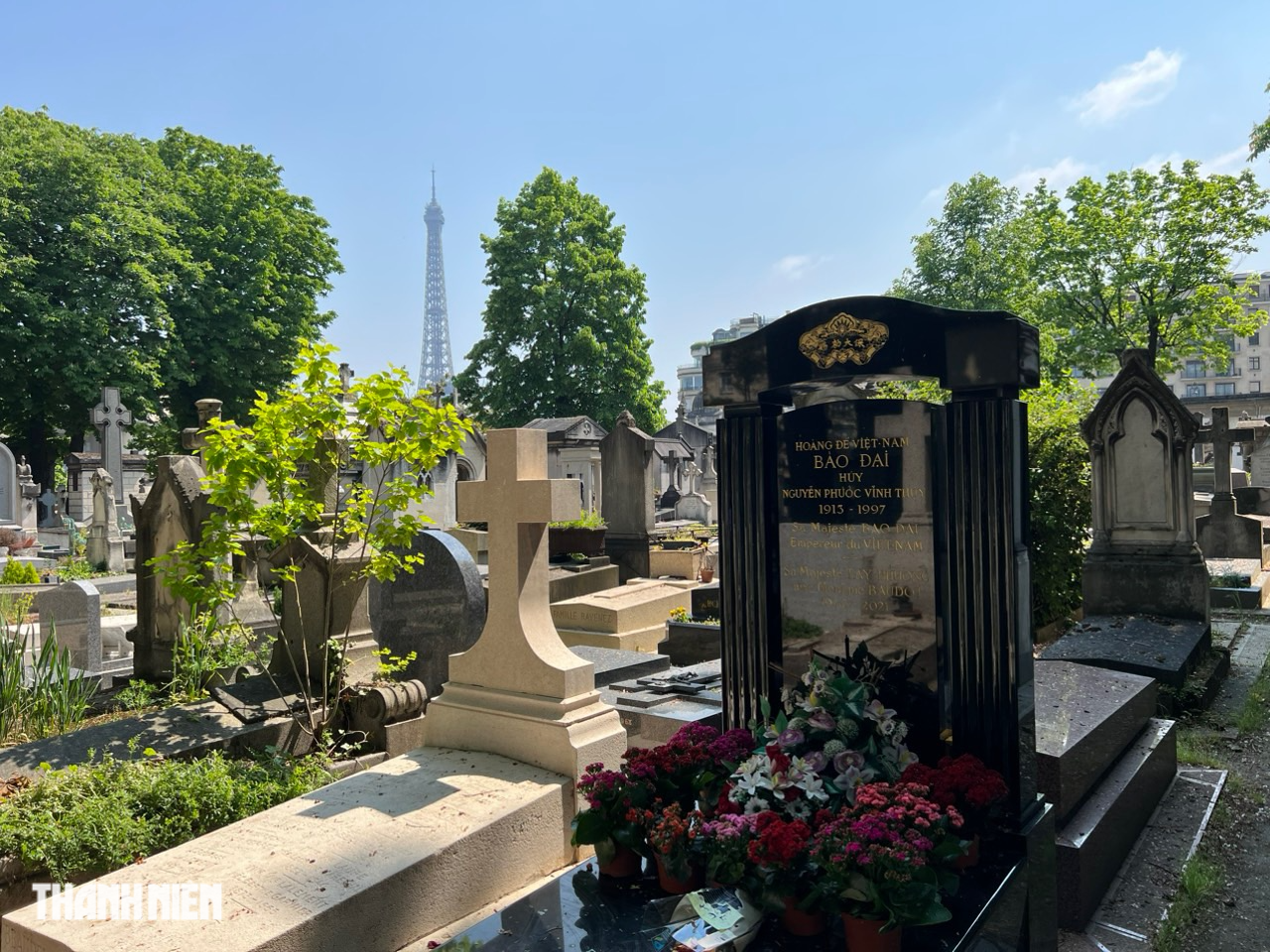 Thăm mộ cựu hoàng Bảo Đại ở Paris - Ảnh 2.