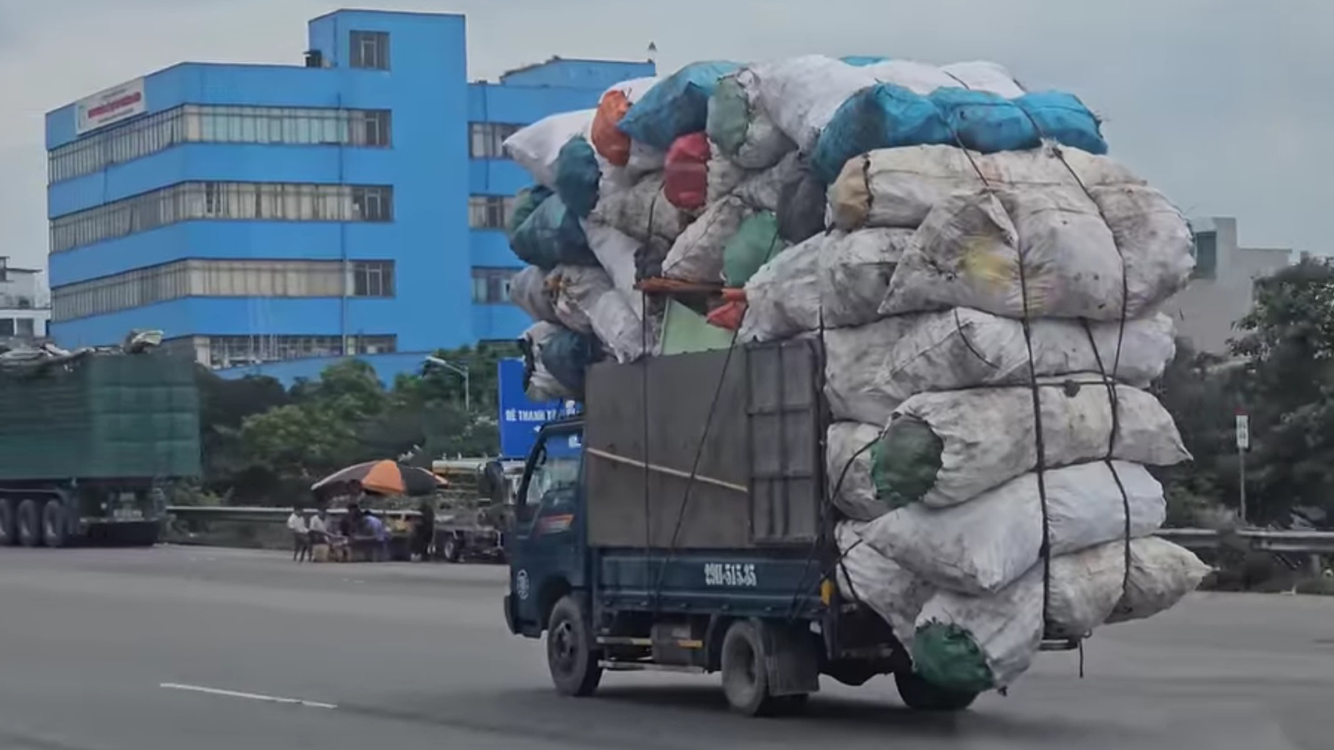 Rùng rợn' xe tải nhỏ chở 'núi hàng' quá khổ, hiên ngang chạy trên cao tốc