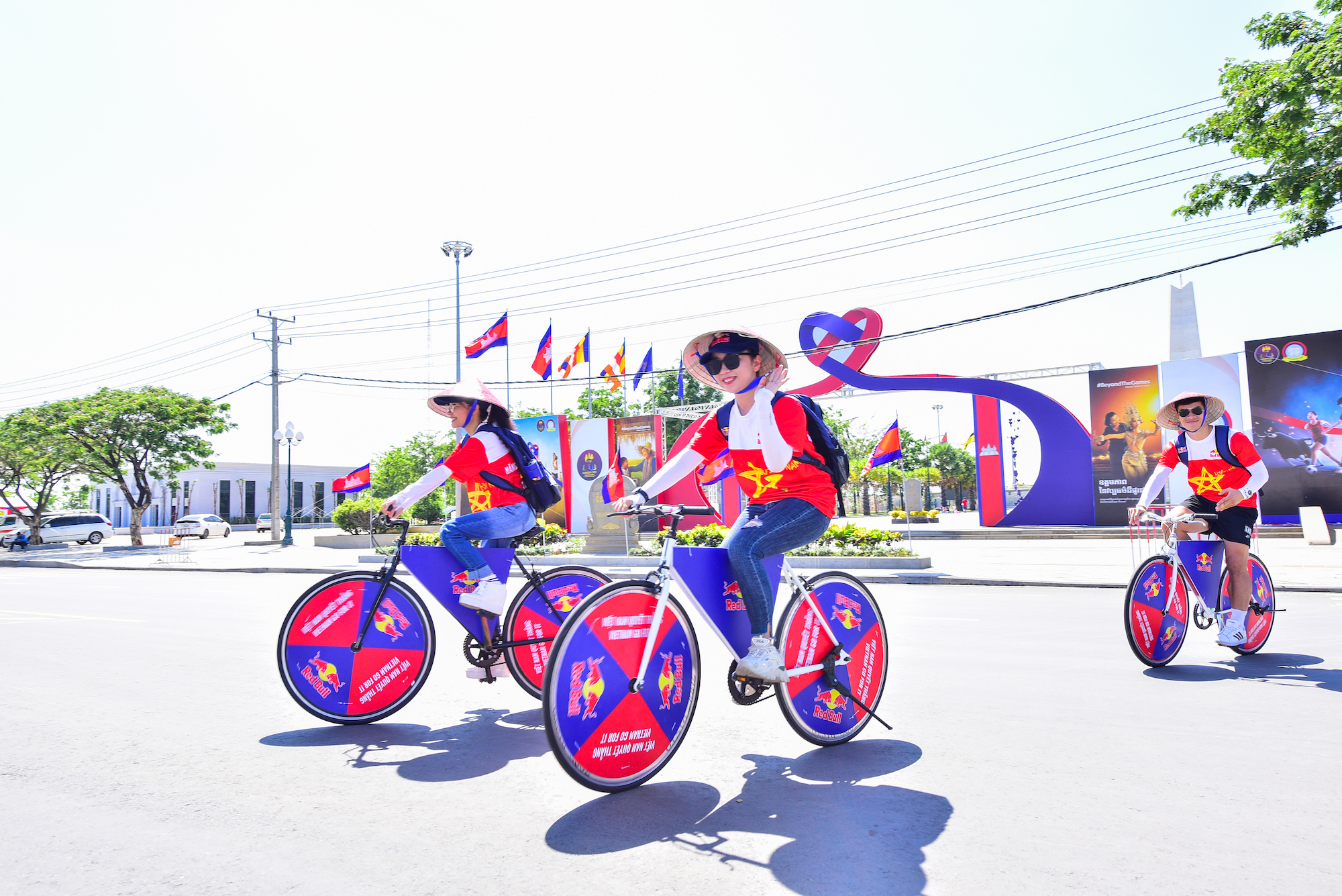 SEA Games 32: Dàn Hotgirl diễu hành làm rực cháy sân Morodok Techo - Ảnh 7.