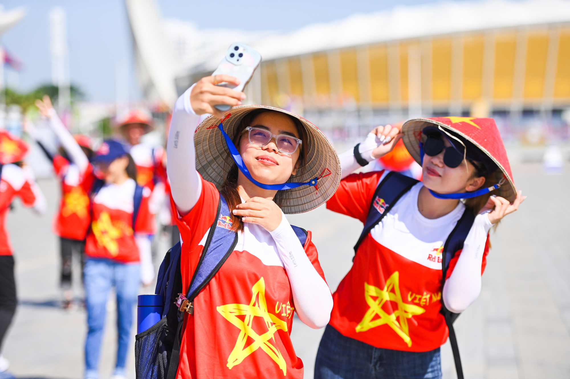 SEA Games 32: Dàn Hotgirl diễu hành làm rực cháy sân Morodok Techo - Ảnh 15.