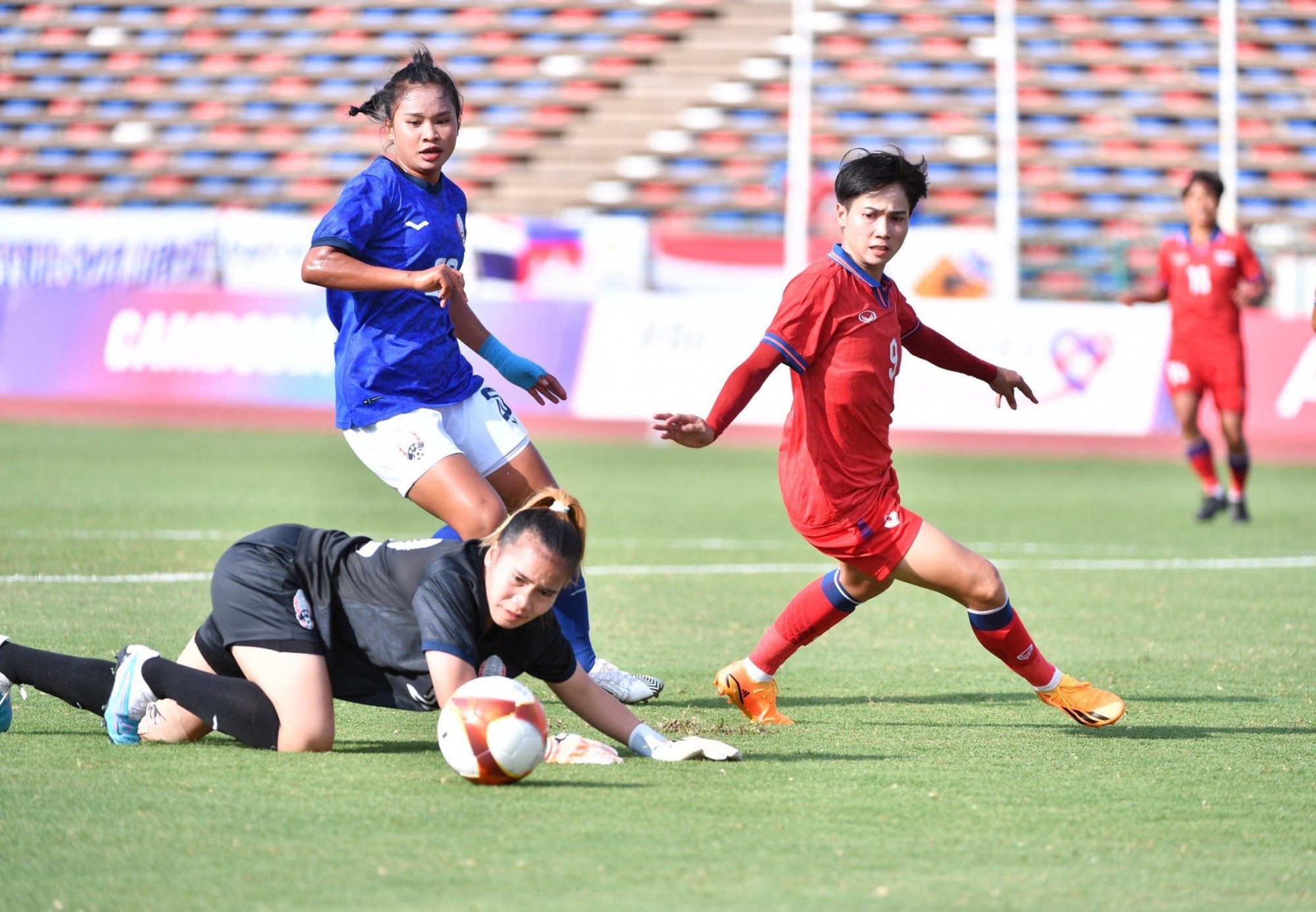 Bóng đá nữ SEA Games 32: Thắng đậm chủ nhà Campuchia, Thái Lan đoạt HCĐ - Ảnh 1.