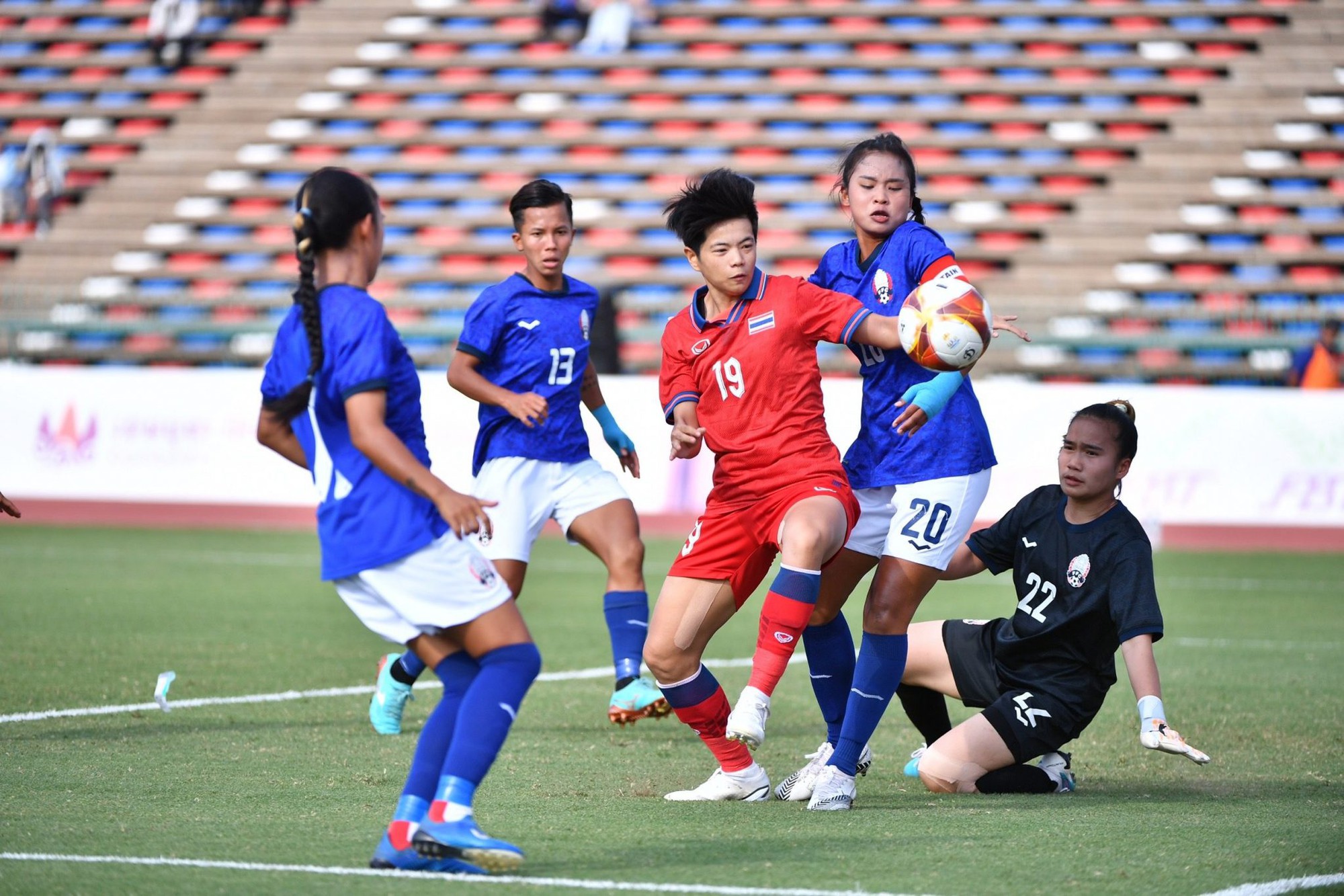 Bóng đá nữ SEA Games 32: Thắng đậm chủ nhà Campuchia, Thái Lan đoạt HCĐ - Ảnh 2.