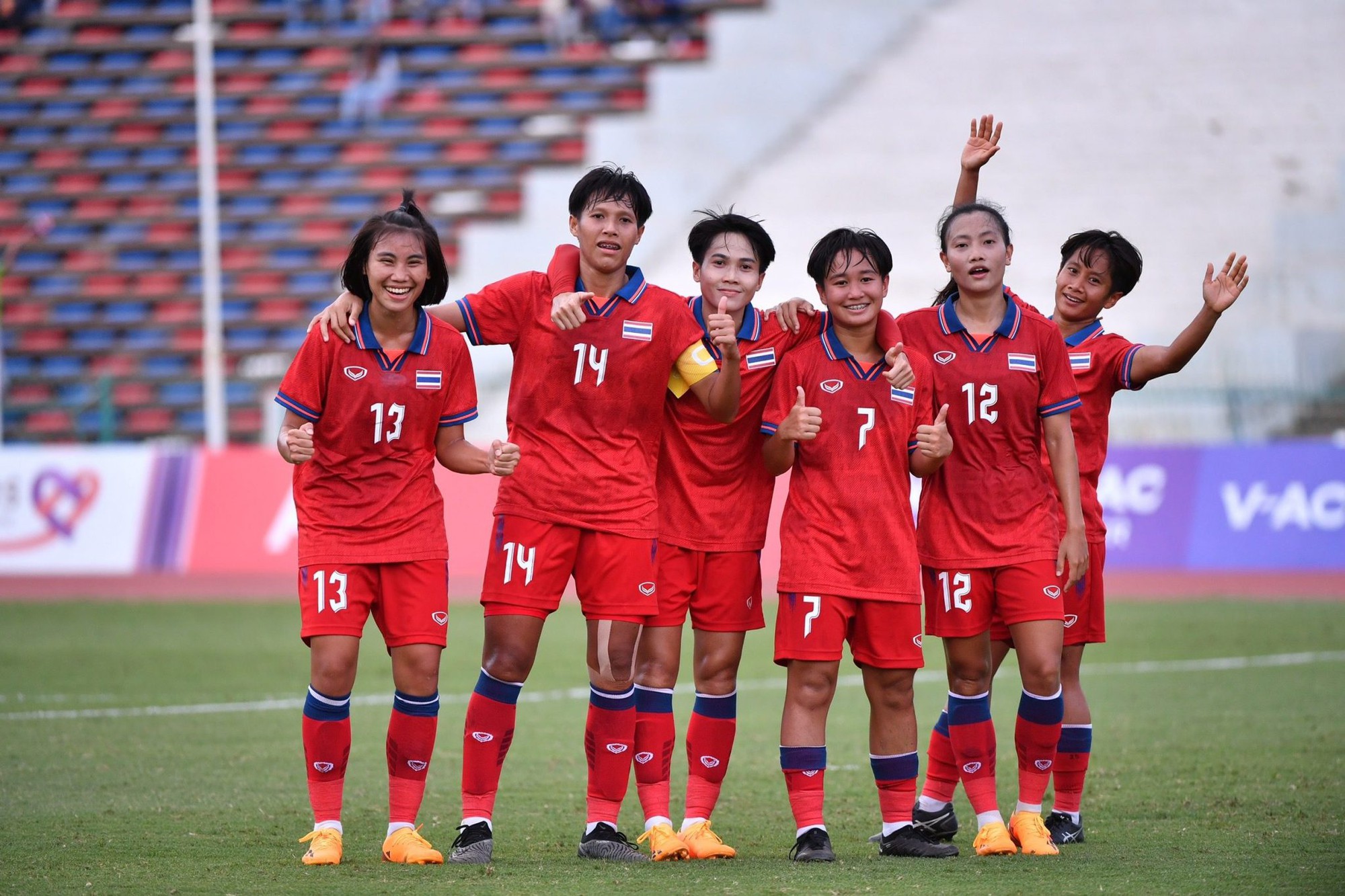 Bóng đá nữ SEA Games 32: Thắng đậm chủ nhà Campuchia, Thái Lan đoạt HCĐ - Ảnh 3.