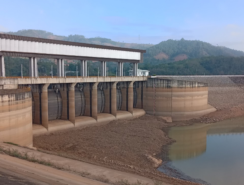 12/12 grote waterkrachtcentrales in het noorden hebben de 'slechtste waterstroomfrequentie in de afgelopen 100 jaar' - Foto 1. 12/12 hồ thủy điện lớn miền Bắc có tần suất nước về 'kém nhất 100 năm qua' - Ảnh 1.
