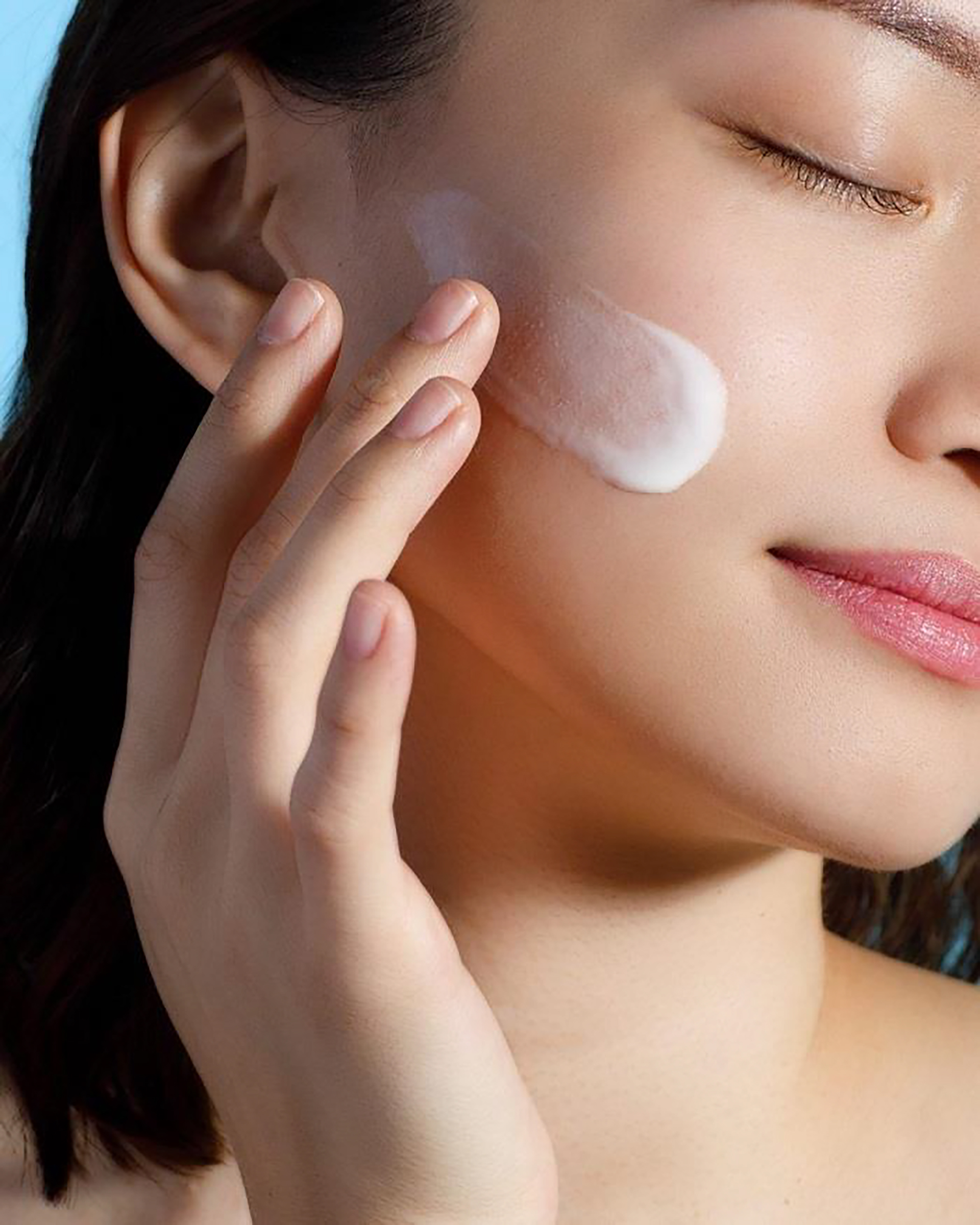 Nốt ruồi trên mặt có sao không? Có tẩy được không? 3 7 sai lầm skincare mùa hè khiến làn da 'tuột dốc' không phanh
