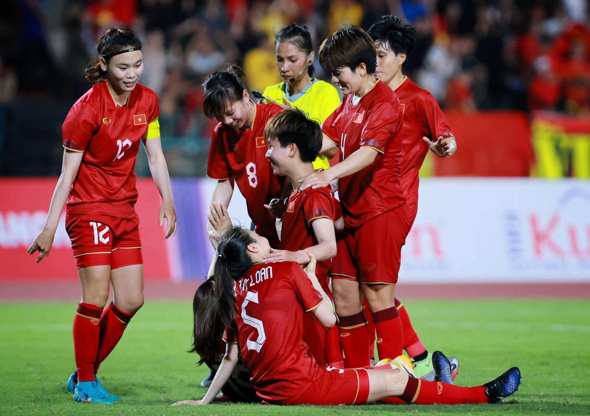 Đội tuyển nữ Việt Nam chia nhóm về nước trong ngày 16.5 - Ảnh 3.
