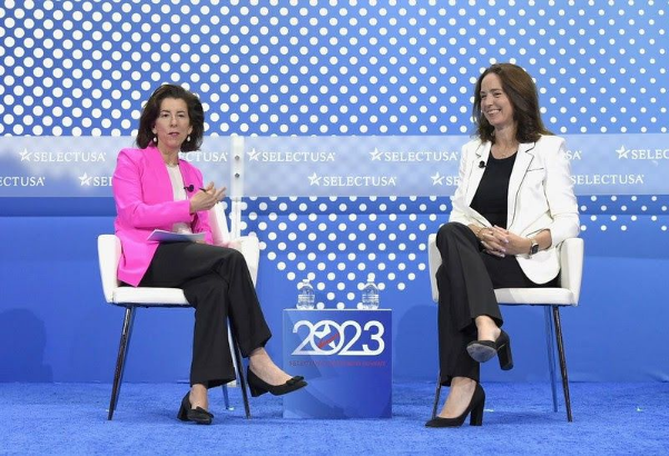 Bộ trưởng Bộ Thương mại Gina Raimondo (trái) thảo luận về cơ hội cho phụ nữ trong lĩnh vực công nghệ tại Mỹ