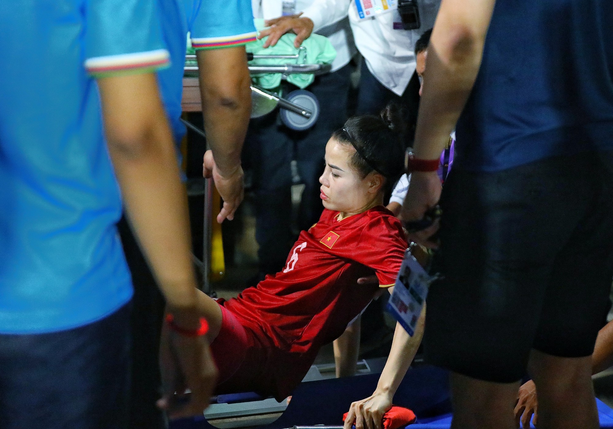 Hậu vệ đội tuyển nữ Việt Nam chấn thương, phải nhập viện khẩn cấp - Ảnh 1.