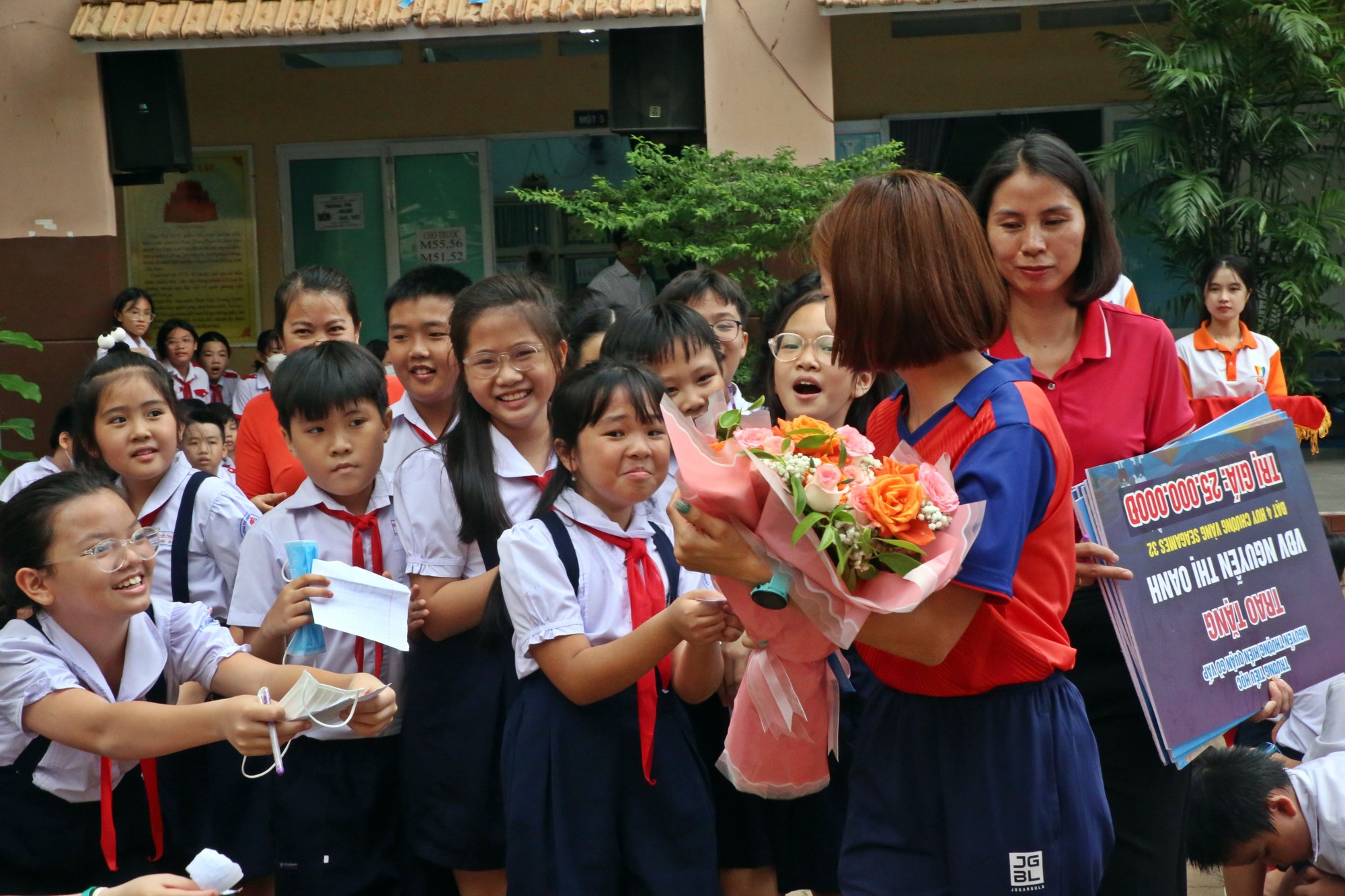 Nguyễn Thị Oanh đến truyền cảm hứng cho các bạn nhỏ trường Nguyễn Thượng Hiền, TP.HCM - Ảnh 10.