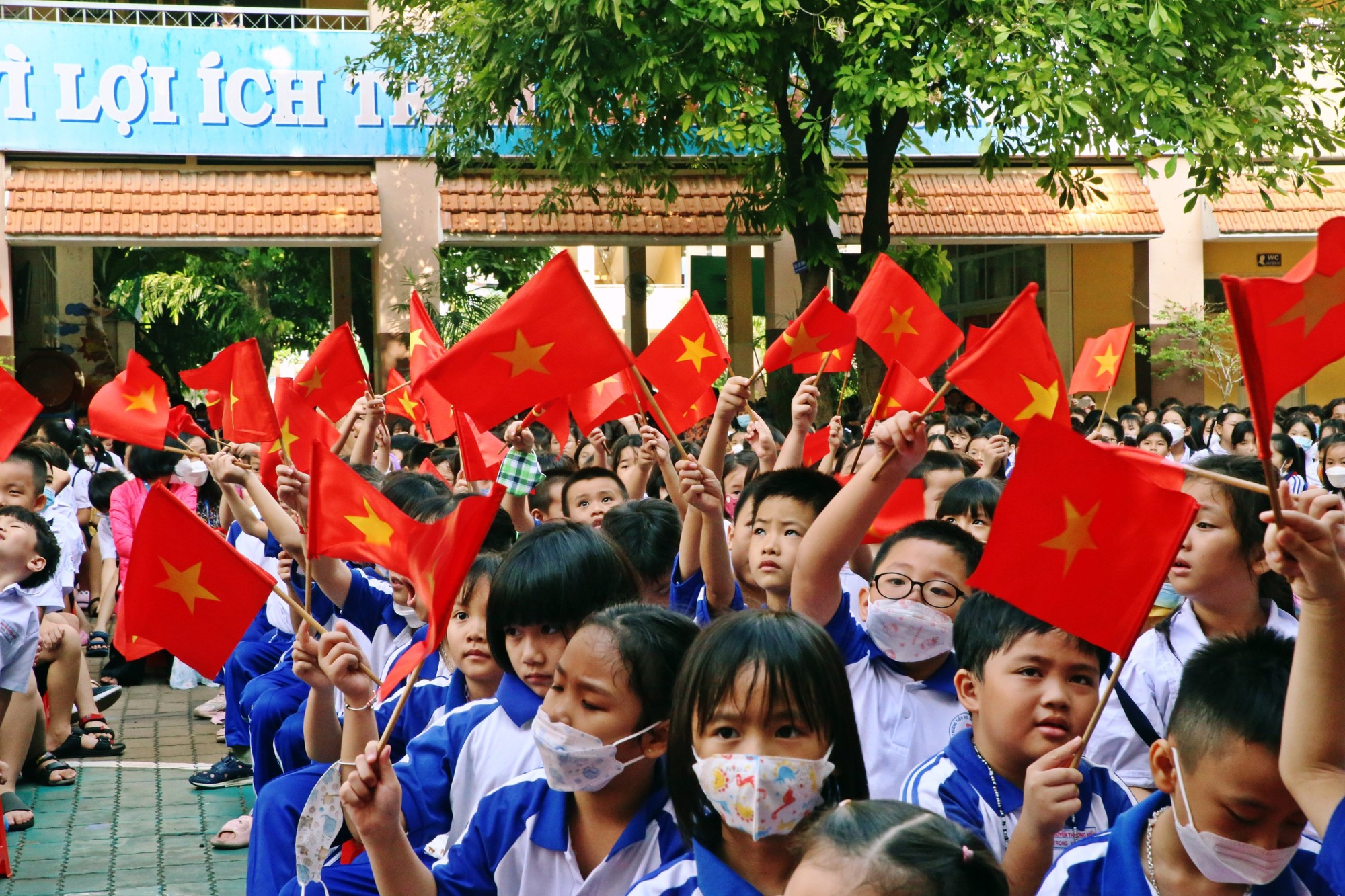 Nguyễn Thị Oanh đến truyền cảm hứng cho các bạn nhỏ trường Nguyễn Thượng Hiền, TP.HCM - Ảnh 2.