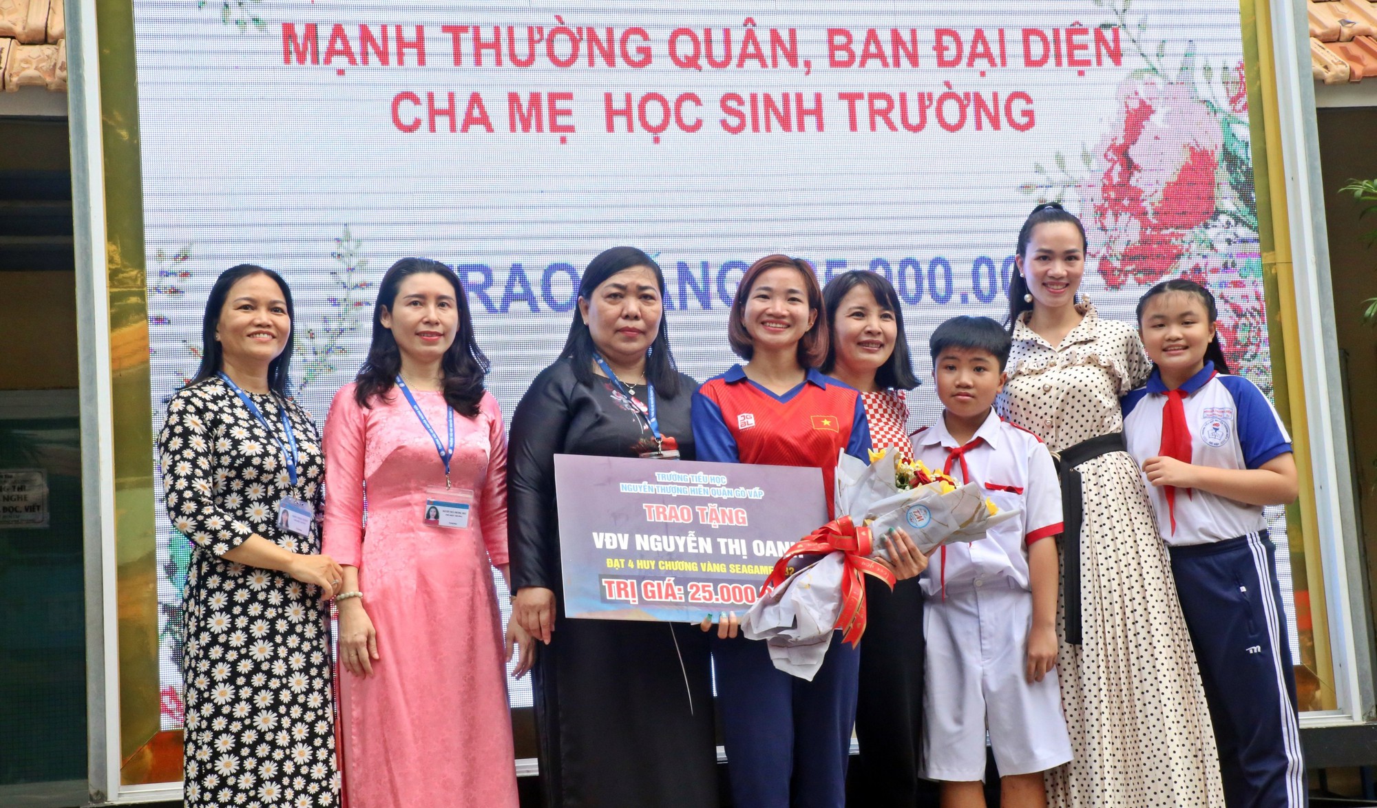 Nguyễn Thị Oanh đến truyền cảm hứng cho các bạn nhỏ trường Nguyễn Thượng Hiền, TP.HCM - Ảnh 7.