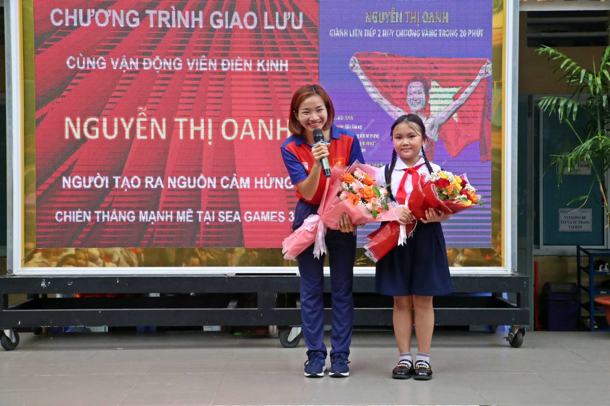 Nguyễn Thị Oanh đến truyền cảm hứng cho các bạn nhỏ trường Nguyễn Thượng Hiền, TP.HCM - Ảnh 8.