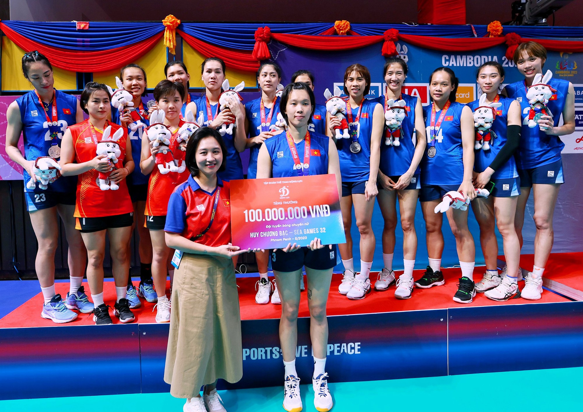 Giành HCB SEA Games, đội tuyển bóng chuyền nữ Việt Nam được thưởng nóng - Ảnh 1.