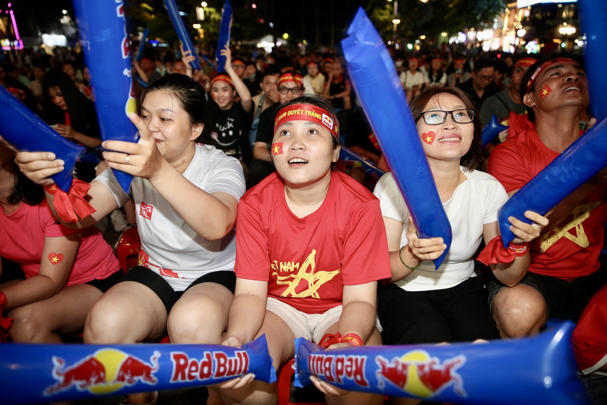 Dàn hot girl hâm nóng fanzone trong chiến thắng của đội tuyển nữ Việt Nam - Ảnh 6.